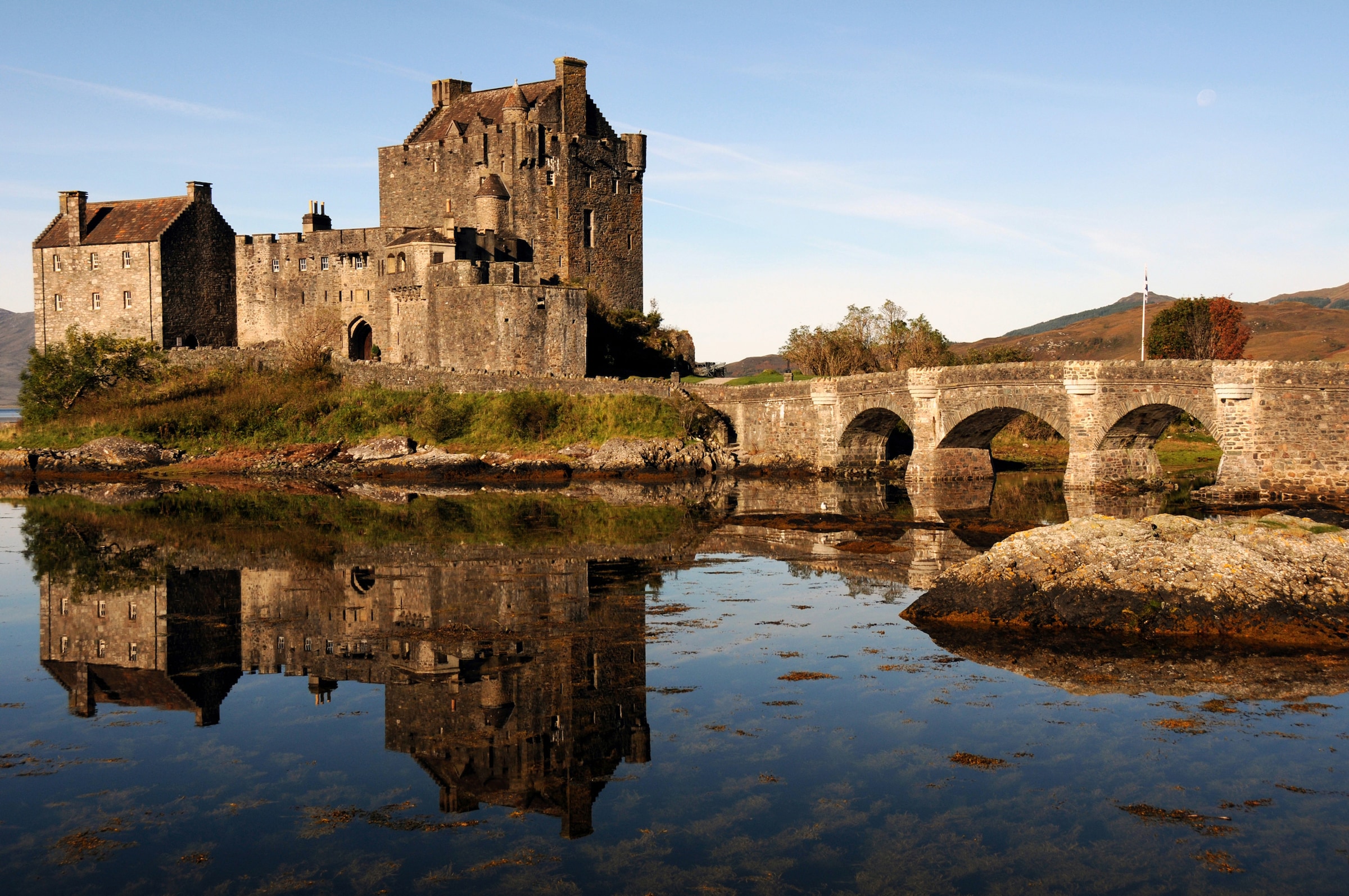 Papermoon Fototapete »EILEAN DONAN SCHLOSS-SCHOTTLAND HIGHLANDS BURG MAUER« günstig online kaufen