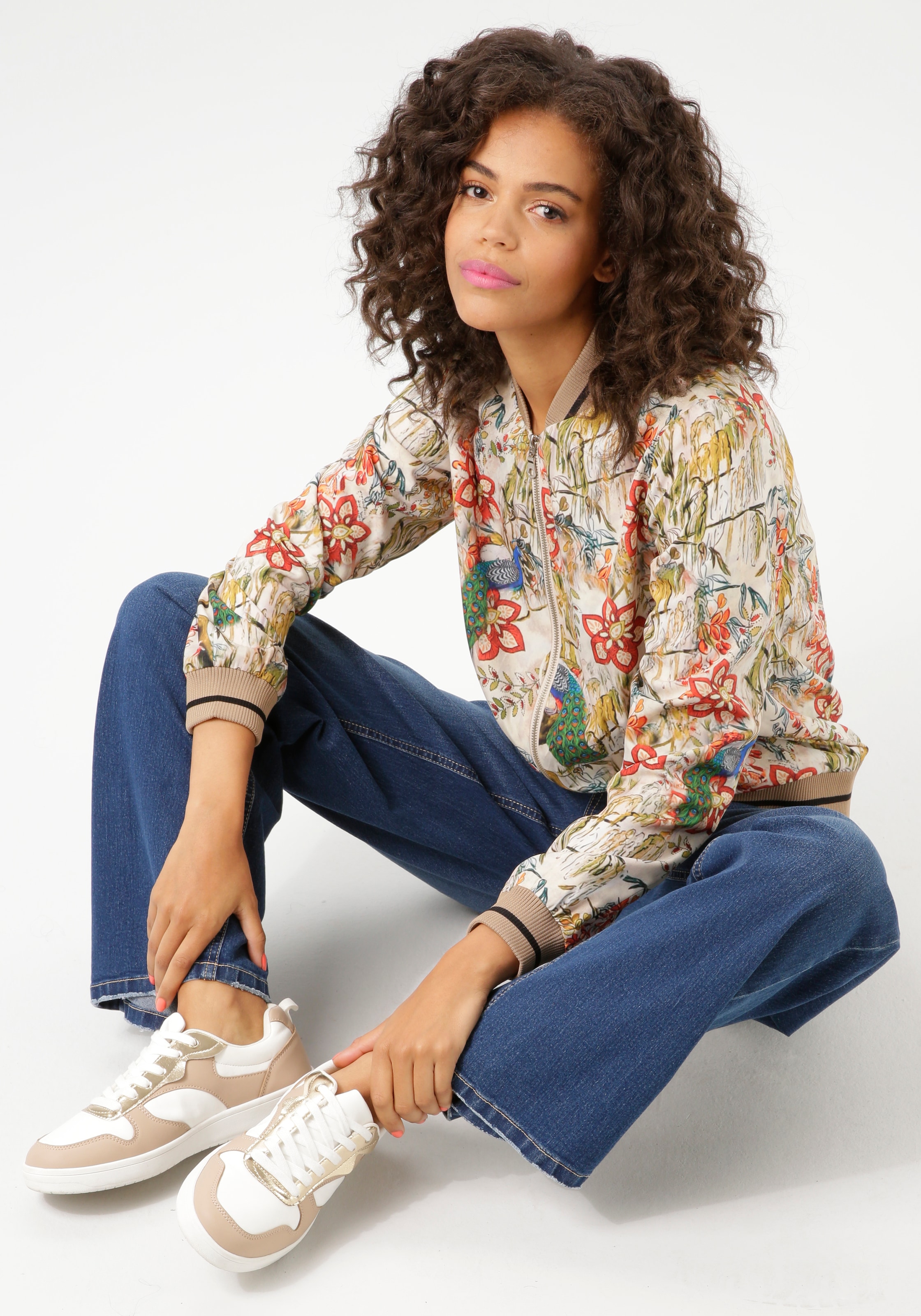 Aniston CASUAL Blouson, mit farbenfrohen Pfauen und Blumen bedruckt