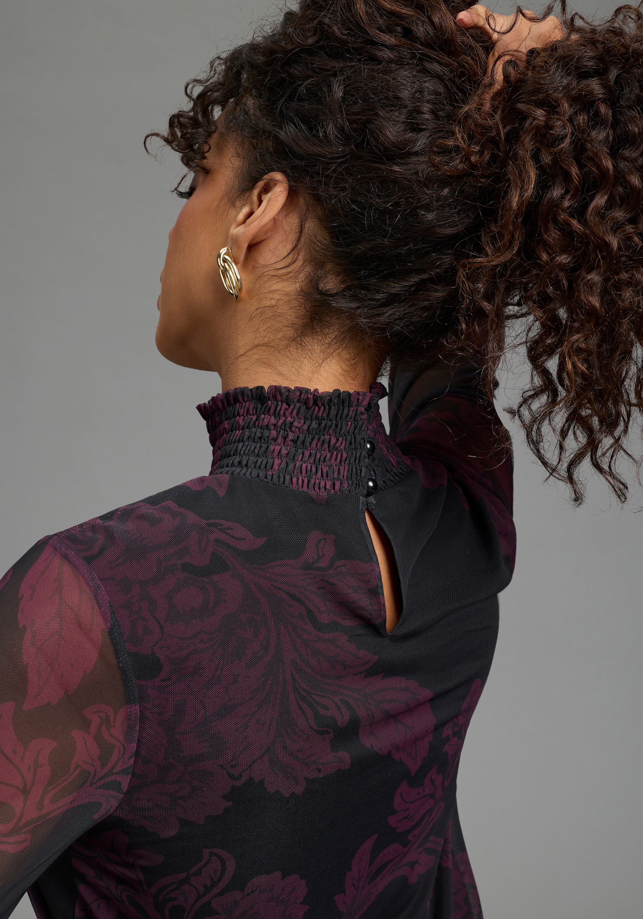 Bruno Banani Blusenshirt »aus weicher Mesh-Qualität mit Smok-Detail« und Stehkragen, hüftlange Form, figurbetonte Passform