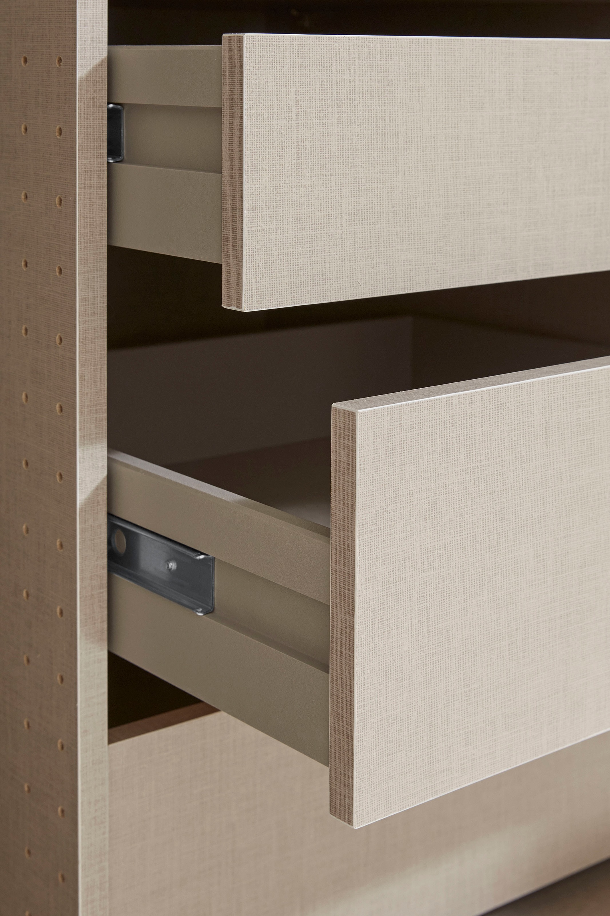 rauch Drehtürenschrank »Kleiderschrank Schrank Garderobe TOPSELLER OTELI inkl. Inneneinteilung«, (erhältlich in Breiten 91-360 cm, ab Breite 136cm inkl. Innenschubladen), mit zusätzlichen Einlegeböden, optional mit Spiegel MADE IN GERMANY