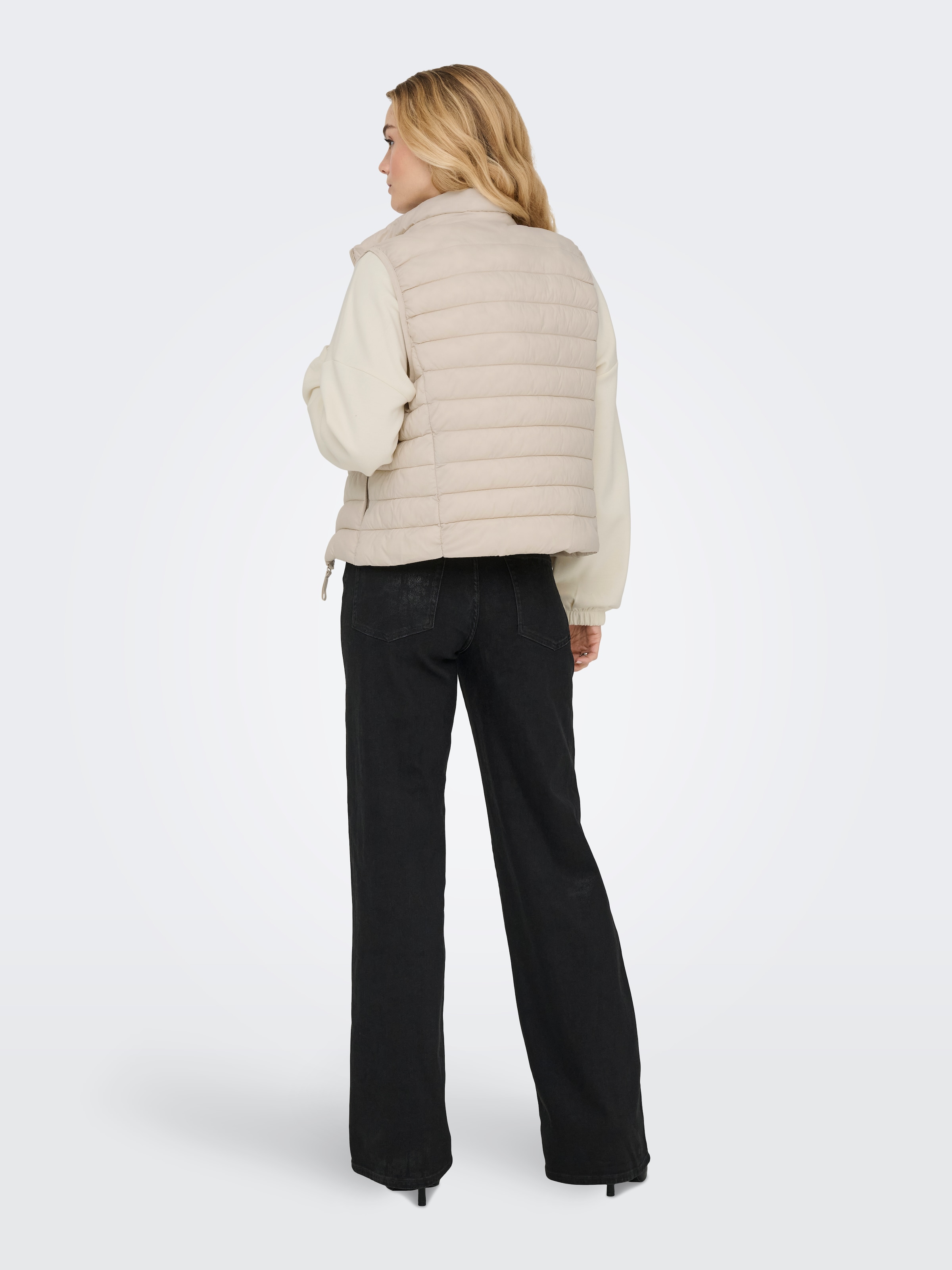 ONLY Steppweste »ONLTAHIA LW QUILTED WAISTCOAT OTW CC OTW« leicht glänzende Oberfläche