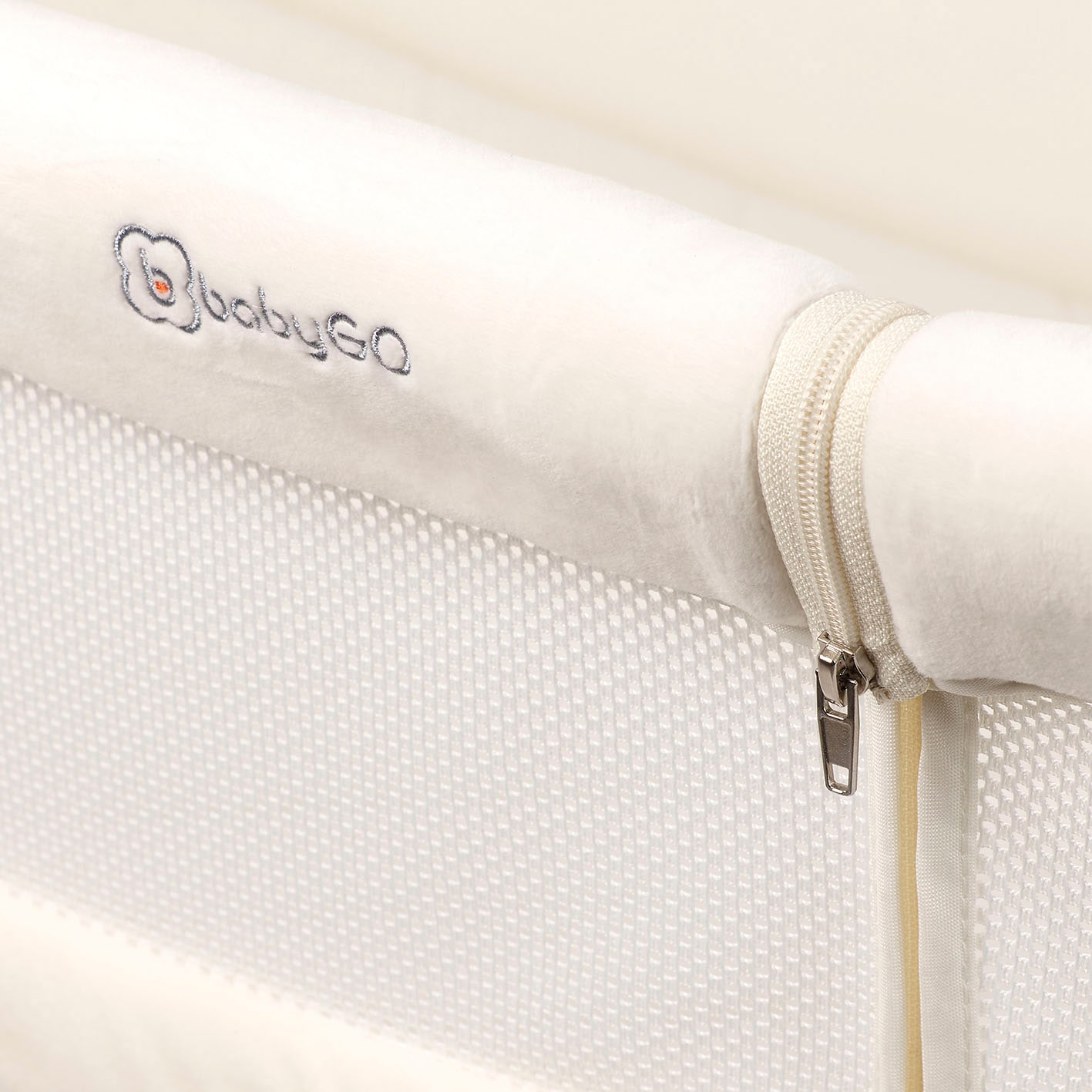 BabyGo Beistellbett »SidebySide, weiß/beige«, mit Schaukelfunktion