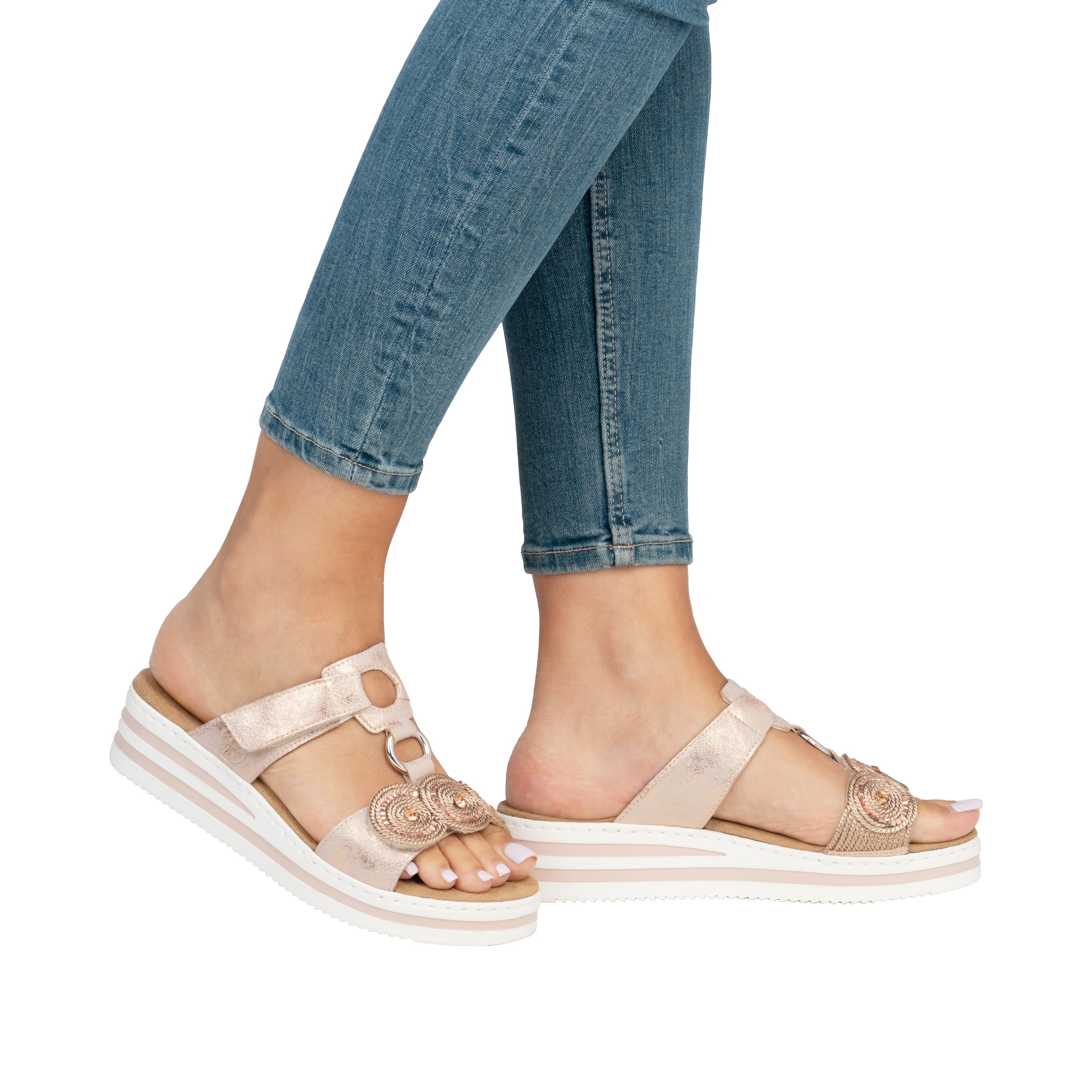 Rieker Keilpantolette  Sommerschuh, Urlaubsschuh mit Glitzersteine, Metallic-Optik