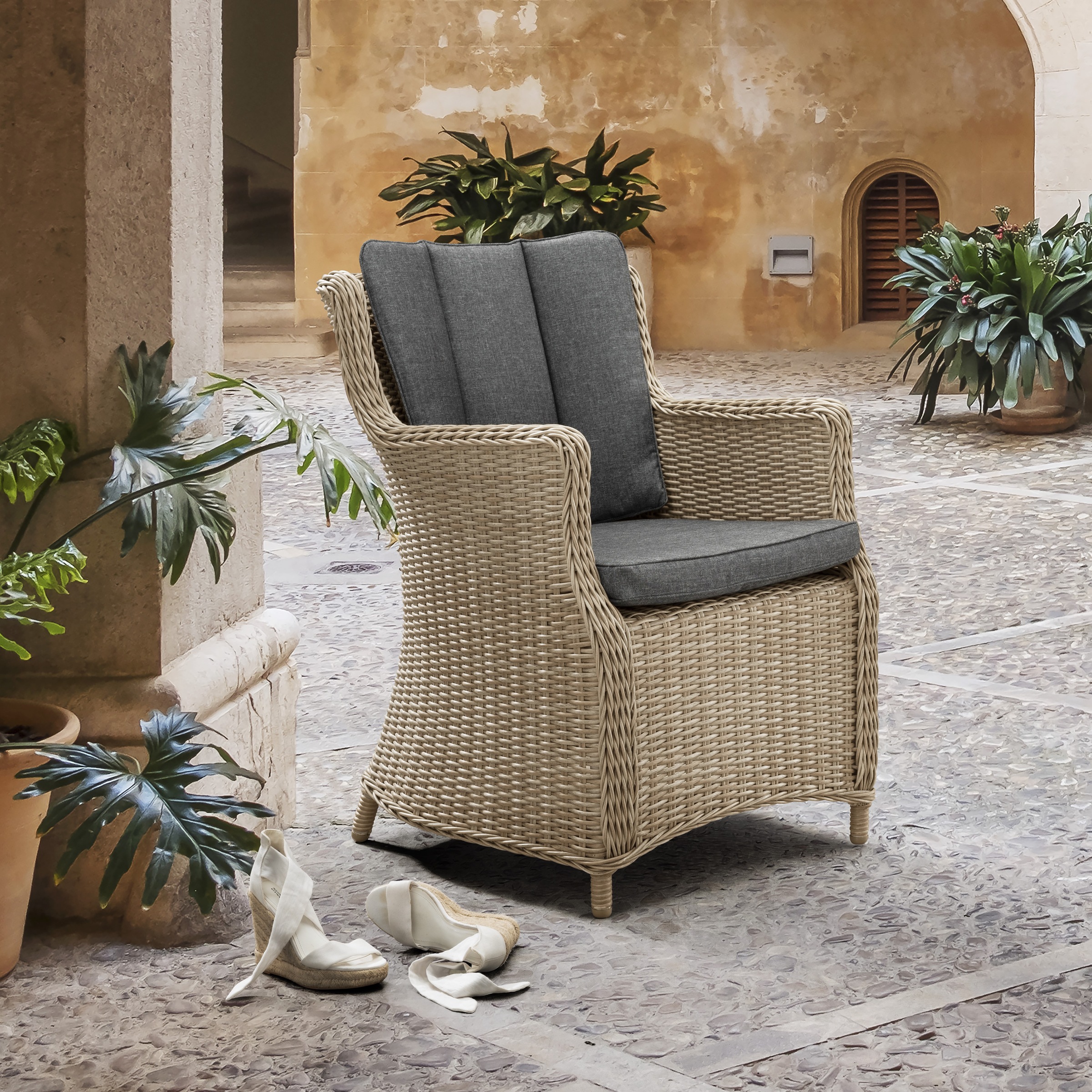Destiny Garten-Essgruppe »LUNA«, (Set, 14 tlg., 4x Sessel, 1x Tisch Ø 150x75cm mit Drehteller, inkl. Auflagen), Aluminium, Polyrattan
