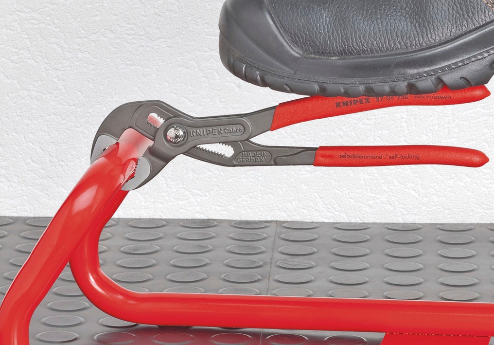 Knipex Wasserpumpenzange »87 02 250 Cobra® Hightech«, (1 tlg.), grau atramentiert, mit schlanken Mehrkomponenten-Hüllen 250 mm