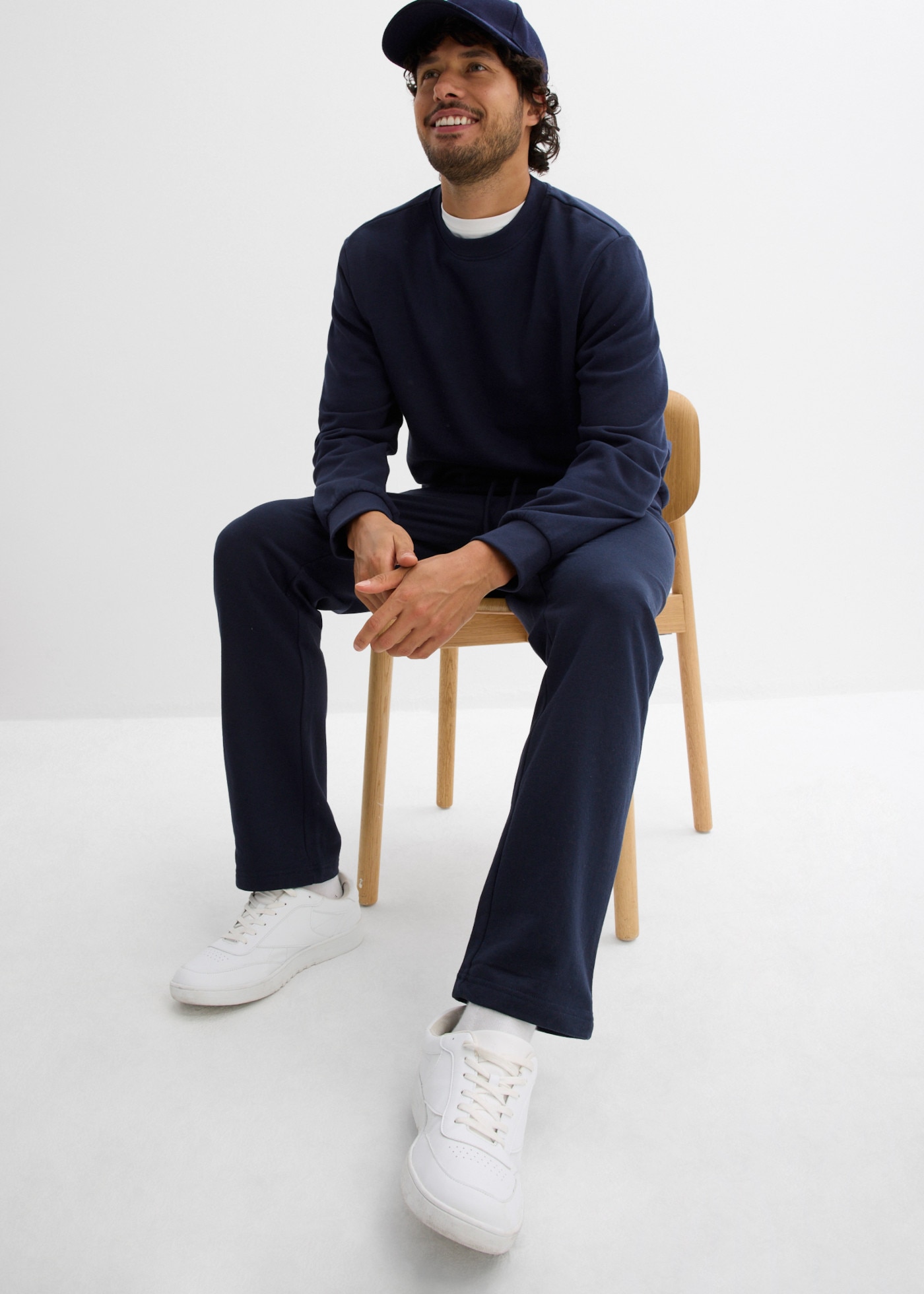 bonprix Jogginghose  mit Reißverschlusstaschen, aus Baumwolle und Polyester, Regular Fit