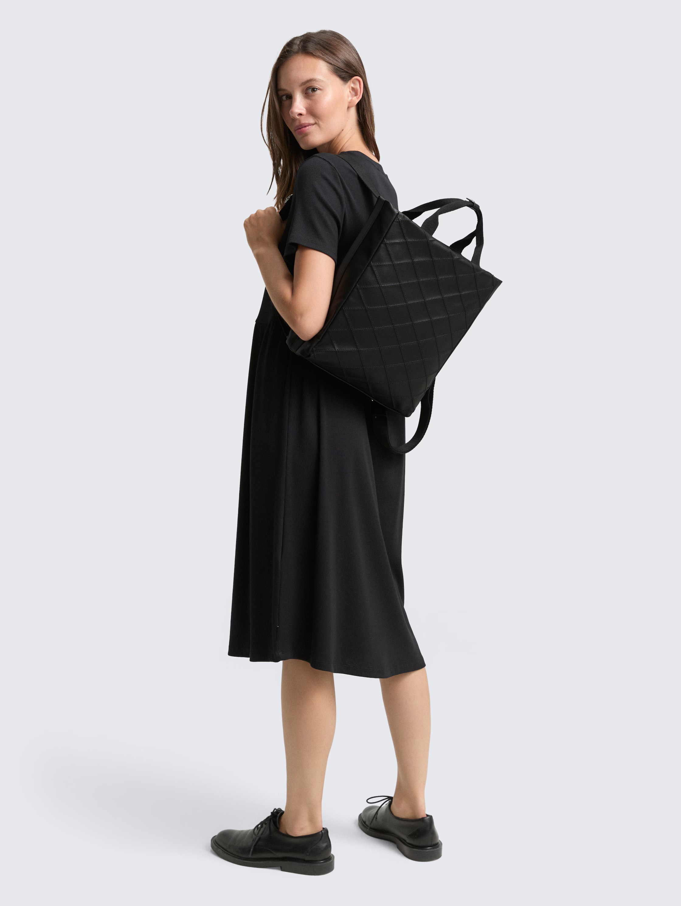 TOM TAILOR Rucksack »Skylar«, Konkav gestepptes Kunstleder, feines Gewebeband und Reflektelemente