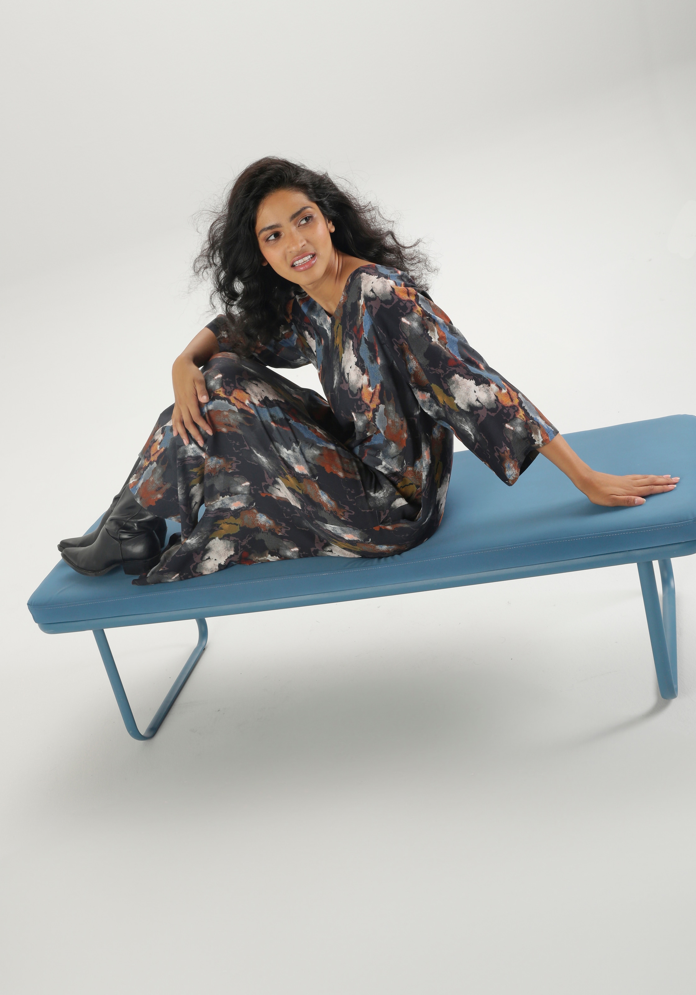 Aniston CASUAL Blusenkleid, mit extravagantem, grafischen Batik-Muster