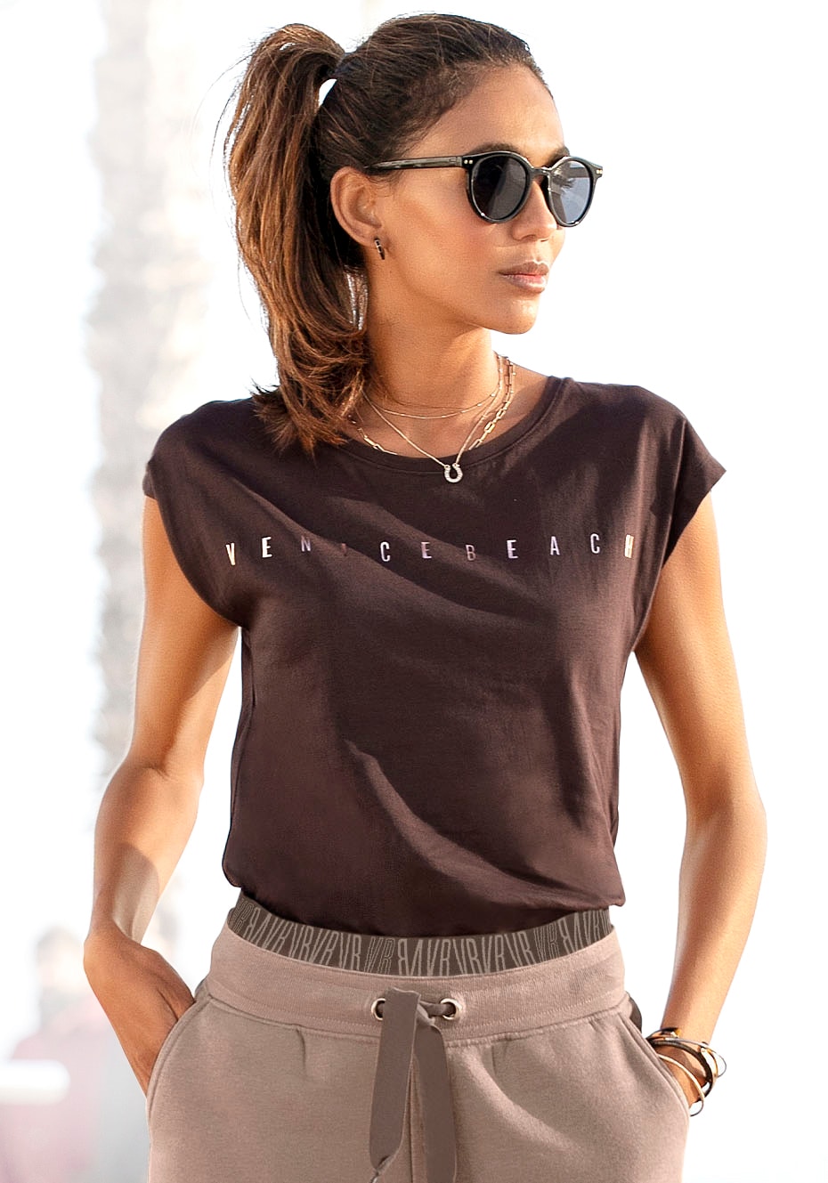 Kurzarmshirt, mit glänzendem Logodruck, T-Shirt aus Baumwolle