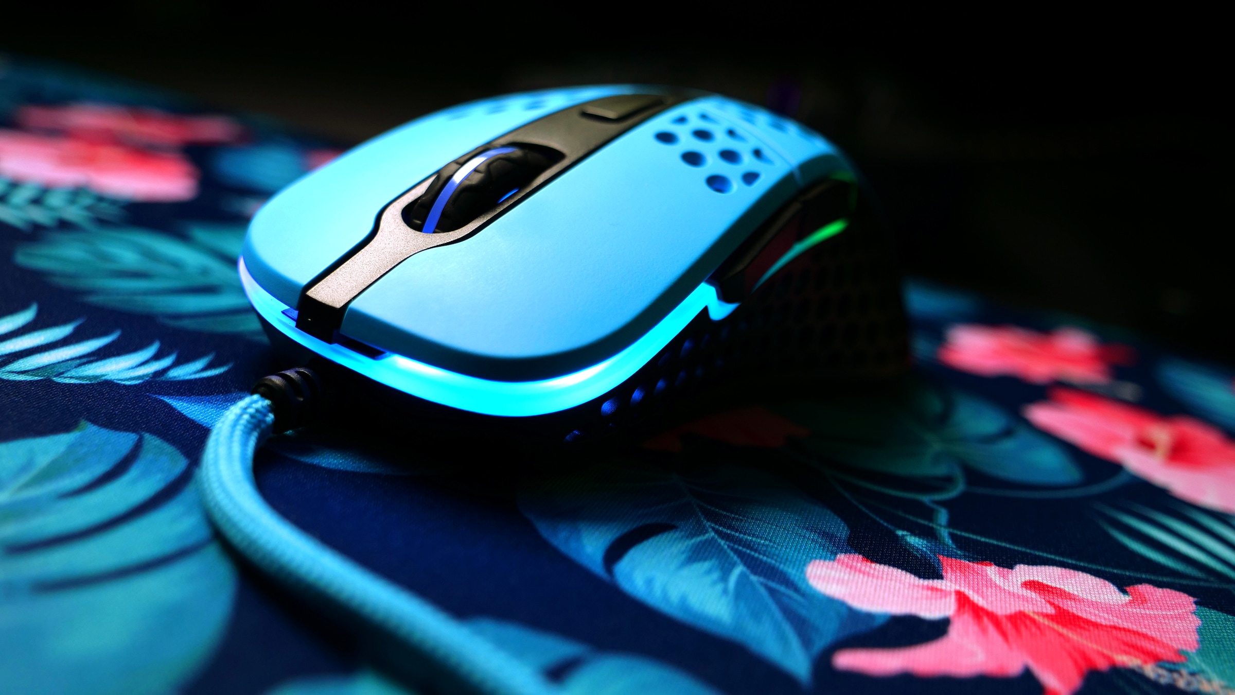 Cherry Xtrfy Gaming-Maus »M4 RGB«, kabelgebunden, ultraleichte Gaming-Maus