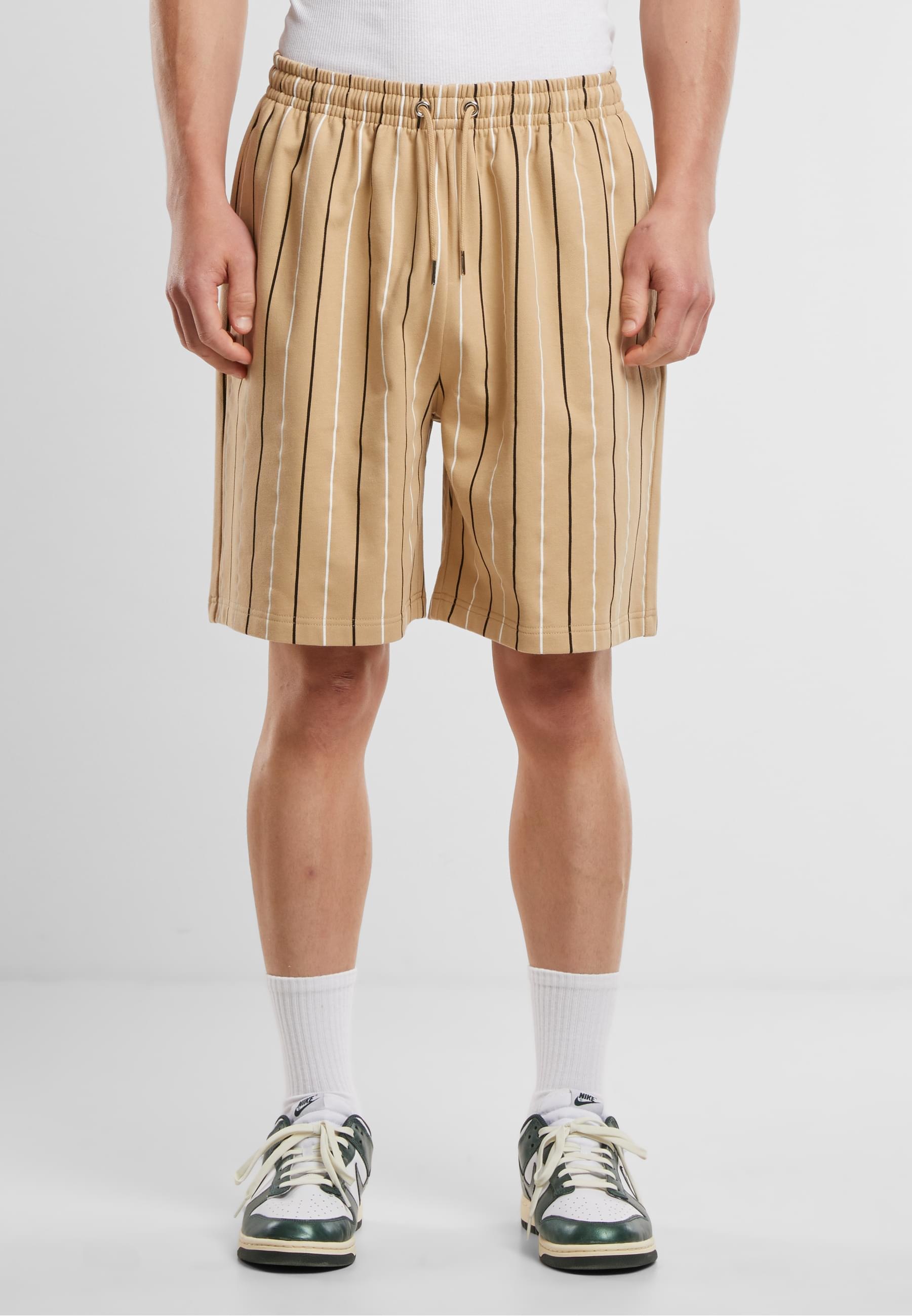URBAN CLASSICS Sweatshorts »Urban Classics Printed Pinstripe Shorts«
