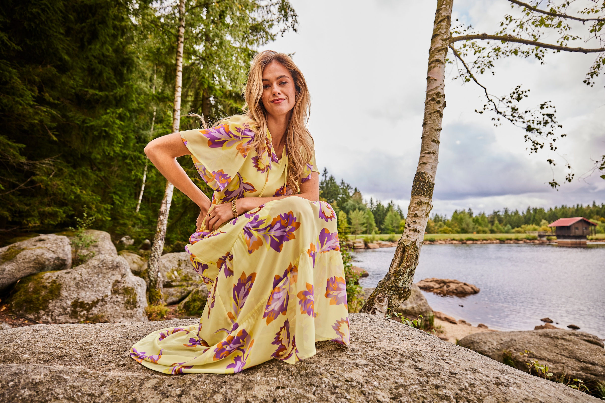 Aniston CASUAL Sommerkleid mit grafischen Blättern bedruckt