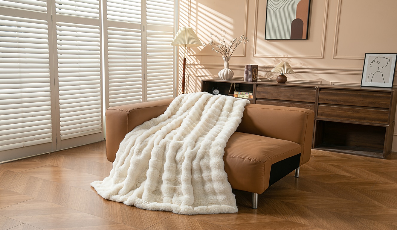 OTTO home Wohndecke »Briee Premium 550g/m², hochwertig, flauschige Decke, maximaler Komfort« Decke mit Fell-Optik, bubble, unifarben, hochwertige Qualität 550g/m²