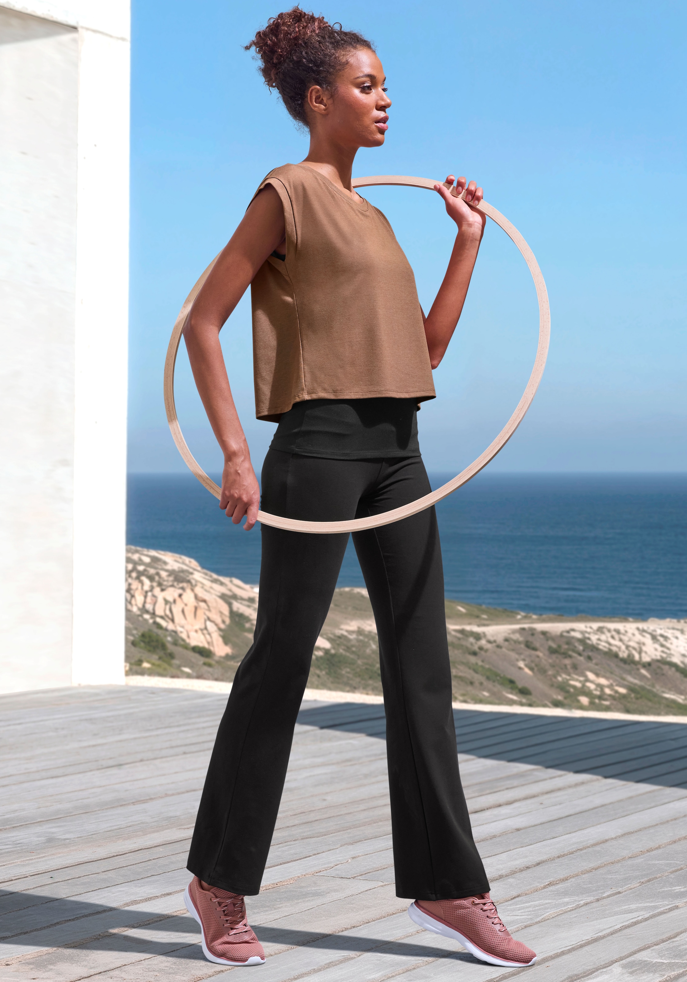 LASCANA ACTIVE Leggings, Breites Bündchen und ausgestellte Beine