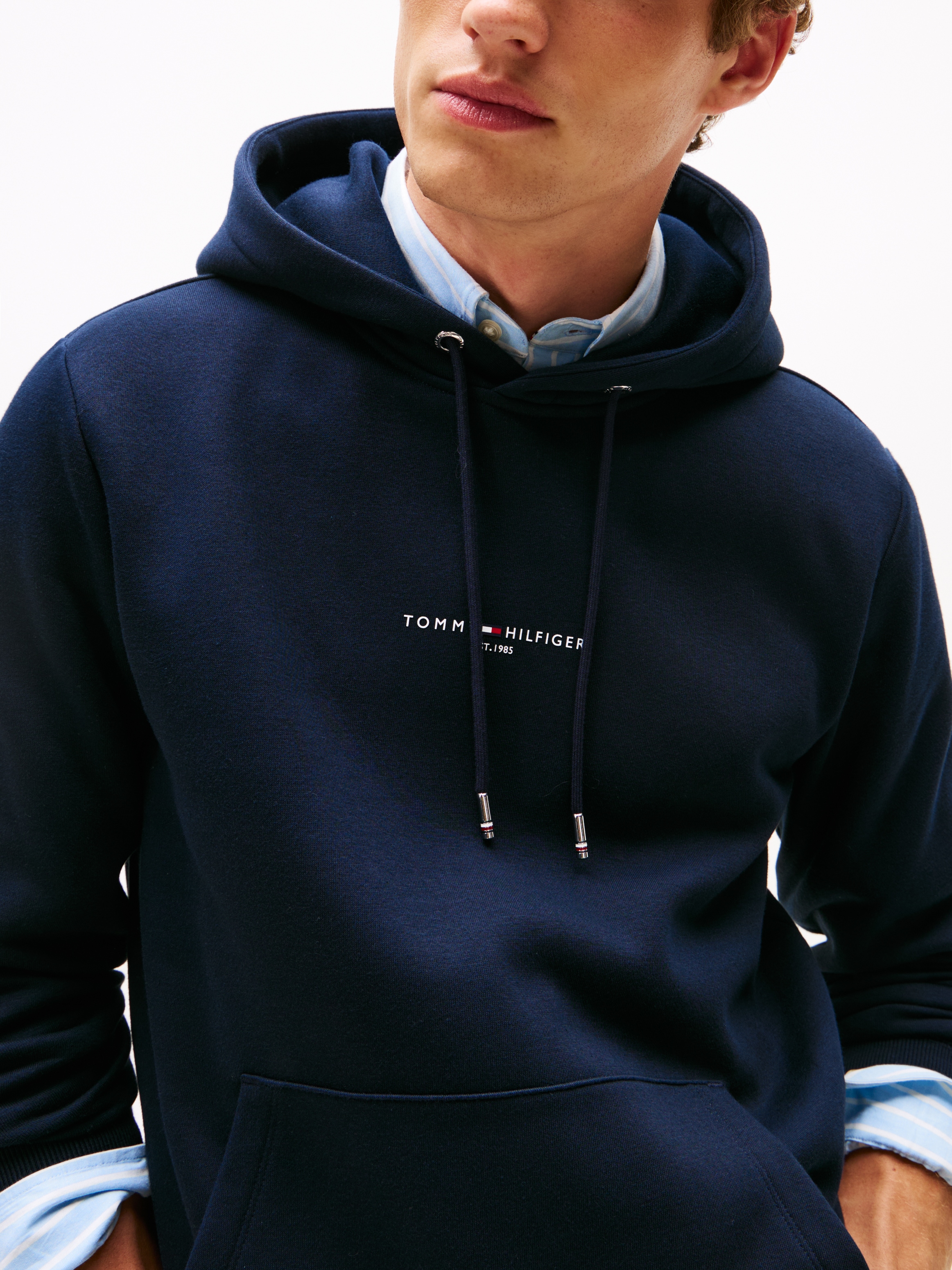 Tommy Hilfiger Hoodie »TOMMY LOGO TIPPED HOODY« Tommy-Tape innen am Ausschnitt, Flag-Stickerei am Ärmel