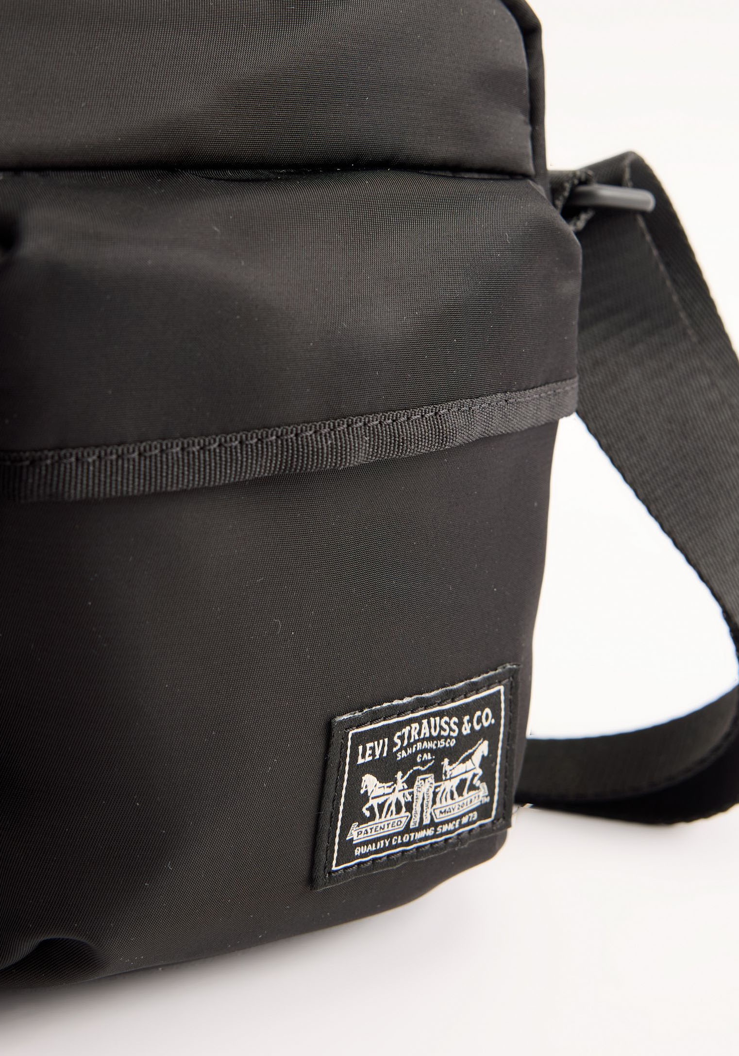Levi's® Schultertasche, mit 2 Vordertaschen