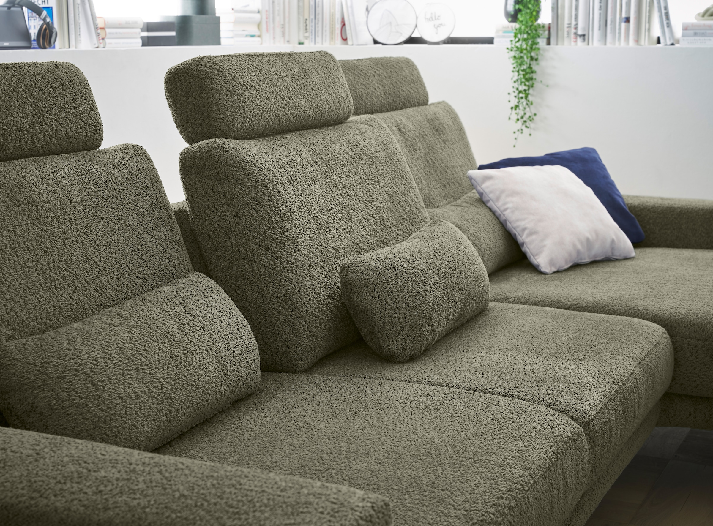 set one by Musterring Ecksofa »SO 3600, inkl motor. Sitztiefenverstellung, Kopfstützen, Nierenkissen« Sitzhöhe 42 cm, Kaltschaum, Breite 293 x Tiefe 180 cm, Kama olive