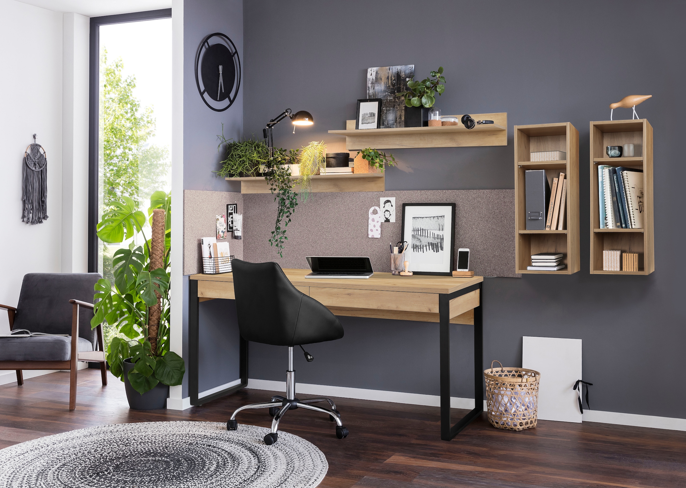 Places of Style Schreibtisch »Moid, Computertisch im modernen Design,«, Breite 120/140/160 cm, mit Metallbeinen & Schublade
