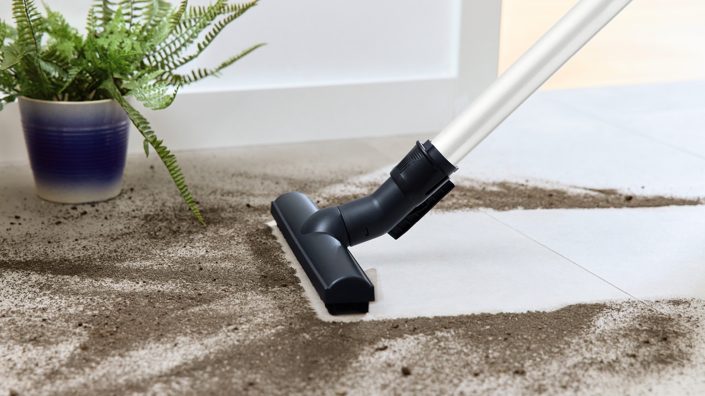 BOSCH Bodenstaubsauger »Serie 6 ProHygienic BGC41XHYG, ideal für Allergiker, Hygiene-Filter«, 750 W, beutellos, 10 Jahre Motorgarantie, Hartbodendüse, XXL-Polsterdüse, leise, weiß