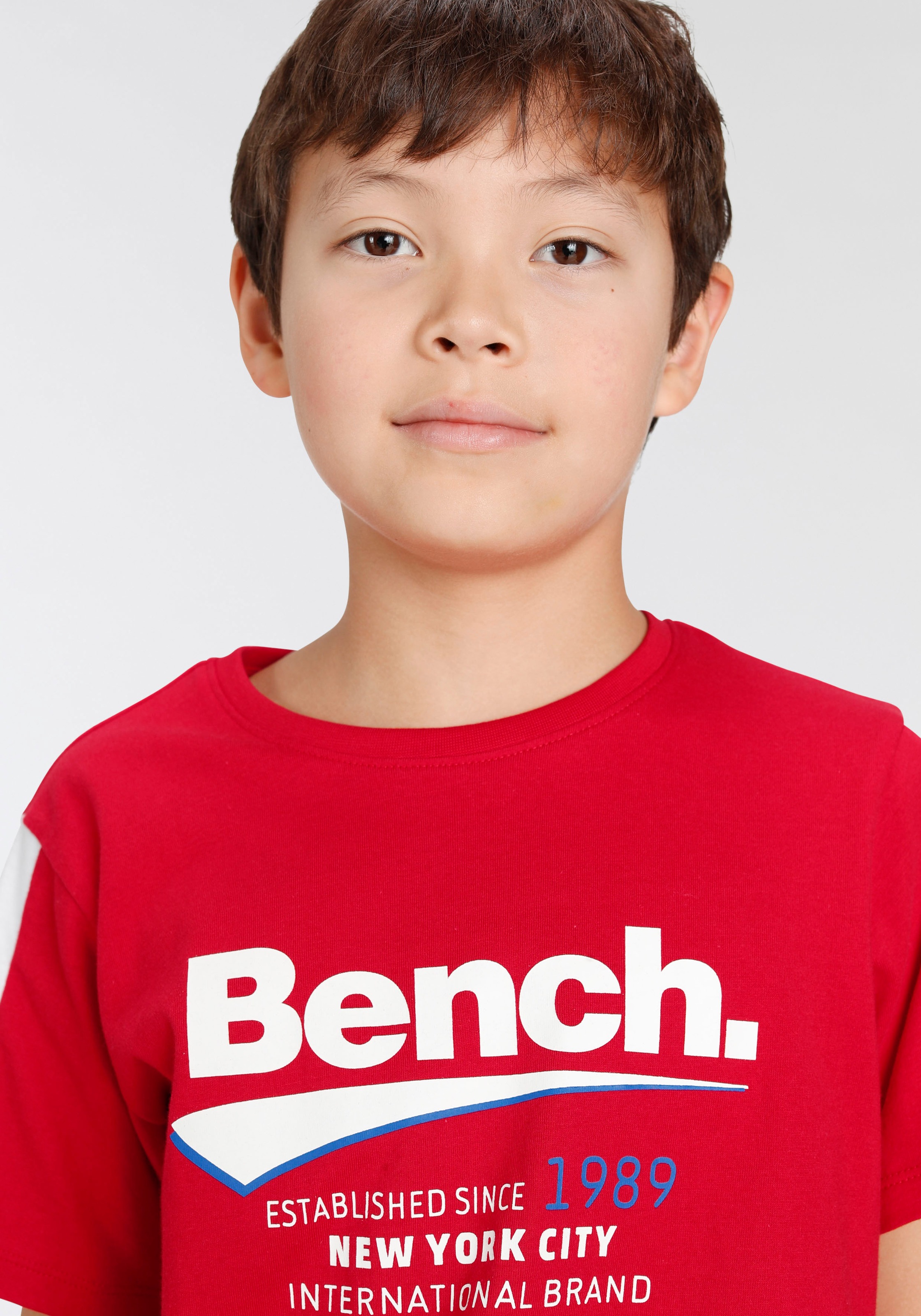 im »mit T-Shirt Online-Shop bestellen Ärmeleinsatz« Bench. farbigem