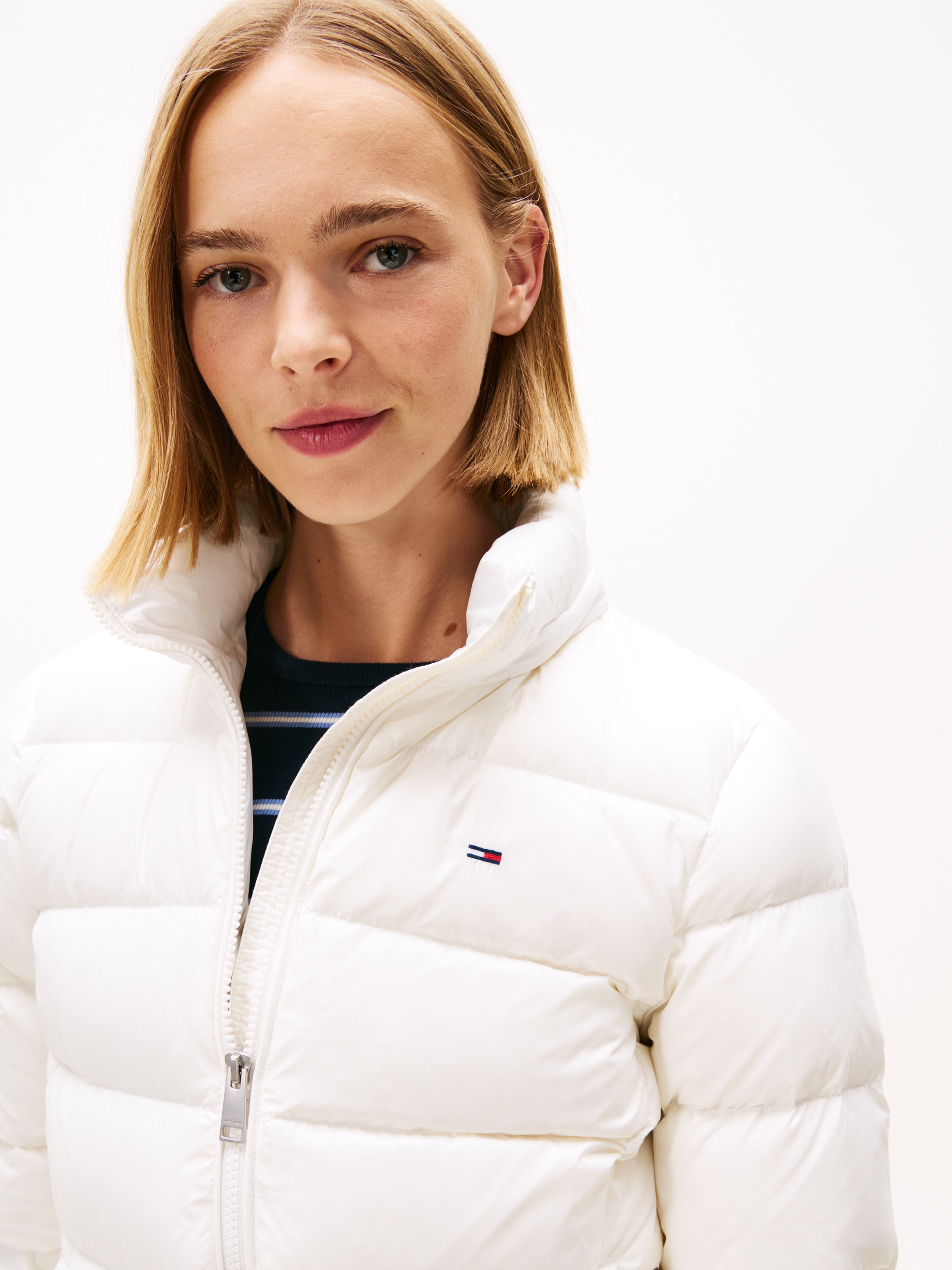 Tommy Jeans Steppjacke »TJW BASIC HOODED DOWN JACKET EXT« mit Kapuze mit Logostickerei