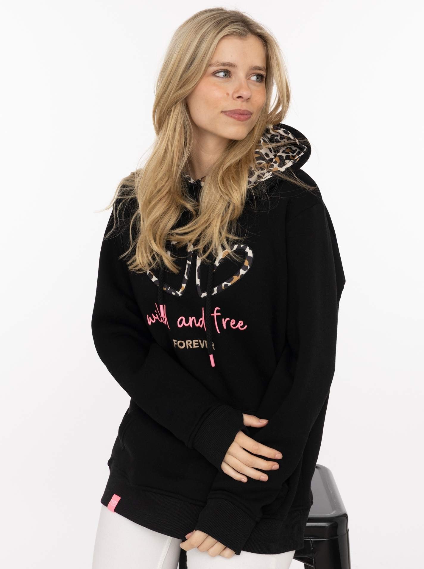 Zwillingsherz Hoodie »"FOREVER wild"«, zwei gestickte Herzmotive, Leo-Design, Kapuze, Kängurutasche
