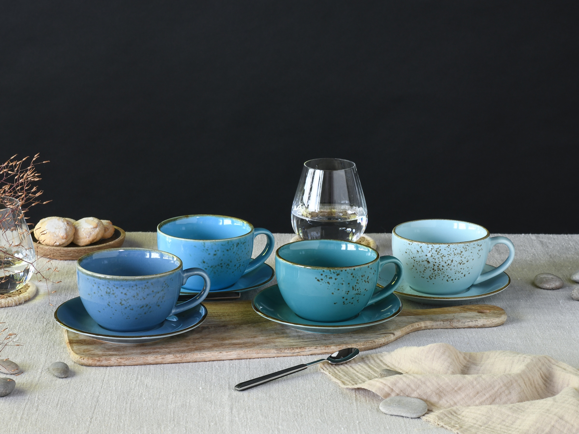 CreaTable Cappuccinotasse »Kaffeetasse NATURE COLLECTION Aqua« Tassen Set, aktuelle Blautöne mit Sprenkel, 4 Tassen, 4 Untertassen