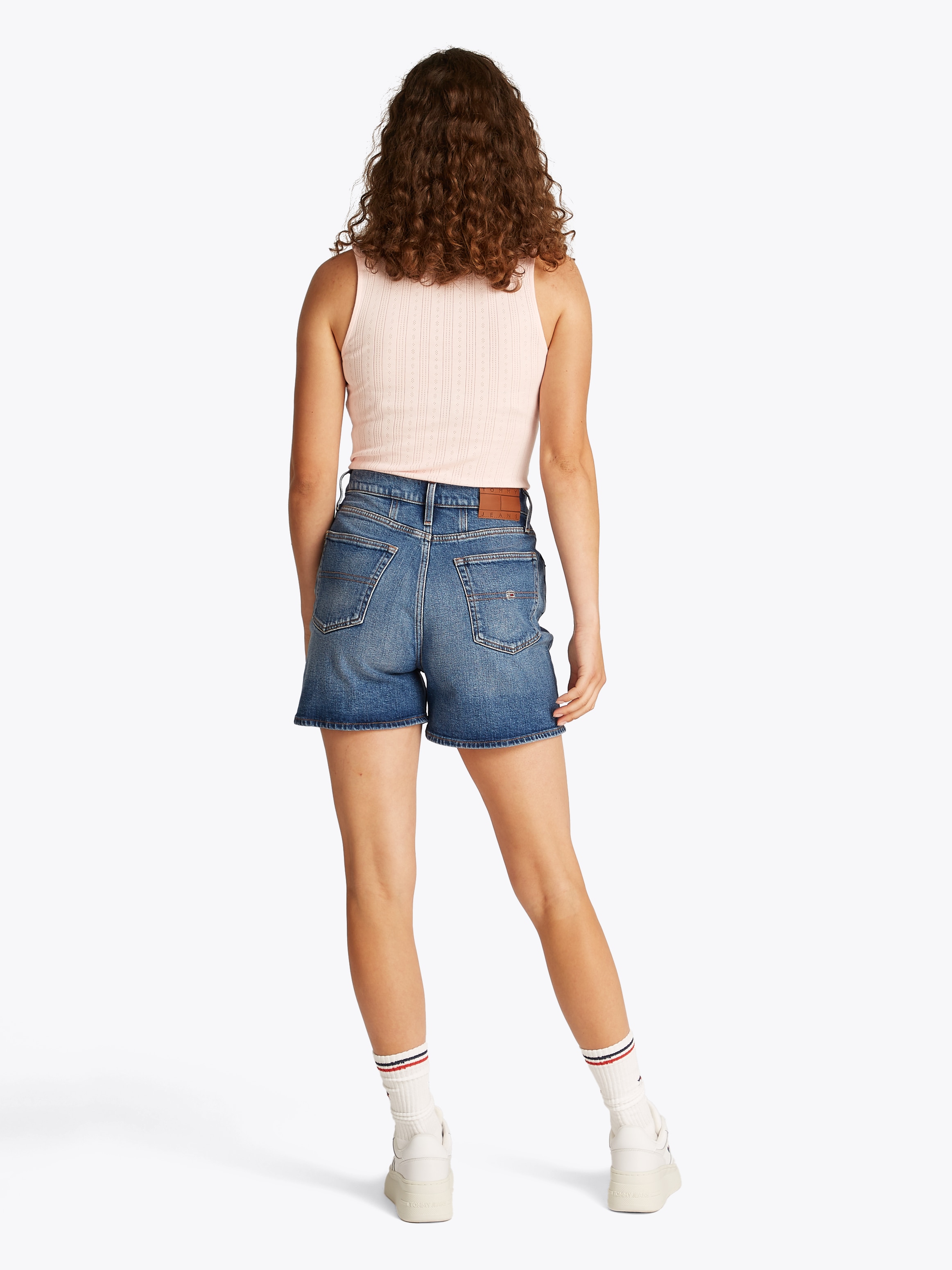 Tommy Jeans Shorts »MOM SHORT BI0134«  mit Logo-Badge, in blauer Waschung