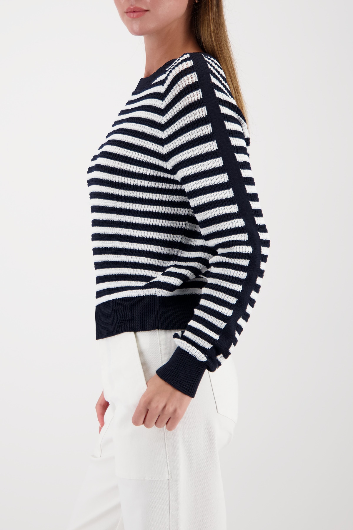 Monari Strickpullover Rundhalsausschnitt, Regular Fit, Streifendetail am Ärmel