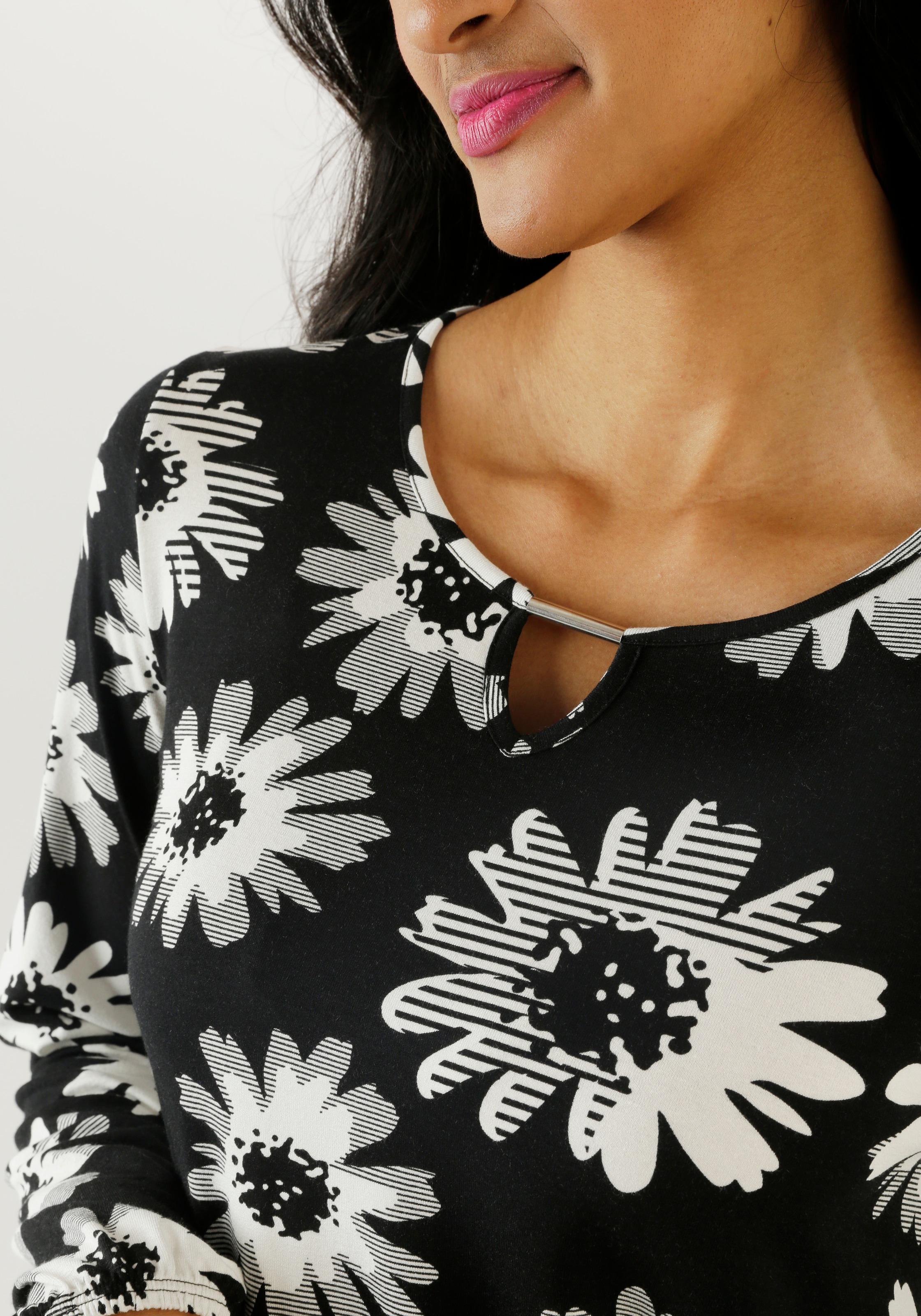 Aniston SELECTED Langarmshirt, mit Cut-out und phantasievollem Blumenmuster