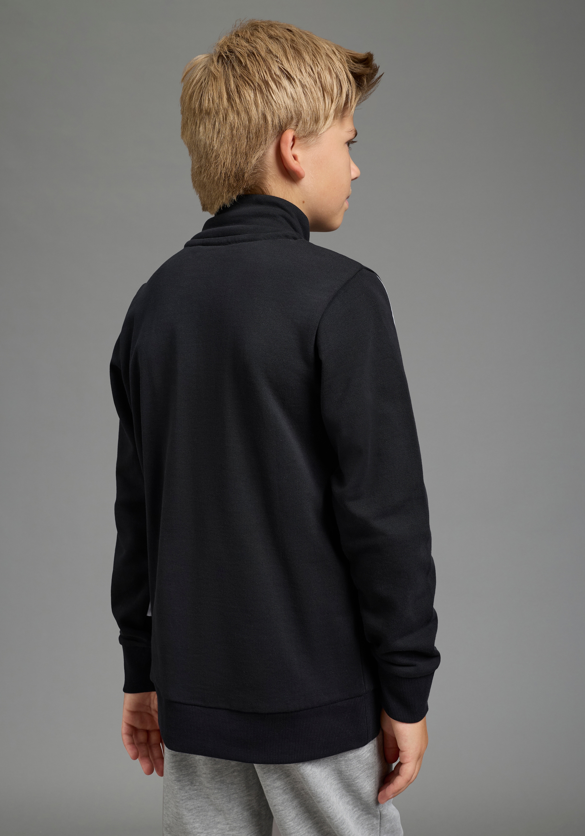 KangaROOS Sweatshirt »Troyer-Sweatshirt mit kontrastfarbigen Einsatz und KangaROOS Stickerei«, Troyer mit modischen Ärmeleinsätzen, Reißverschluss, bequeme Passform
