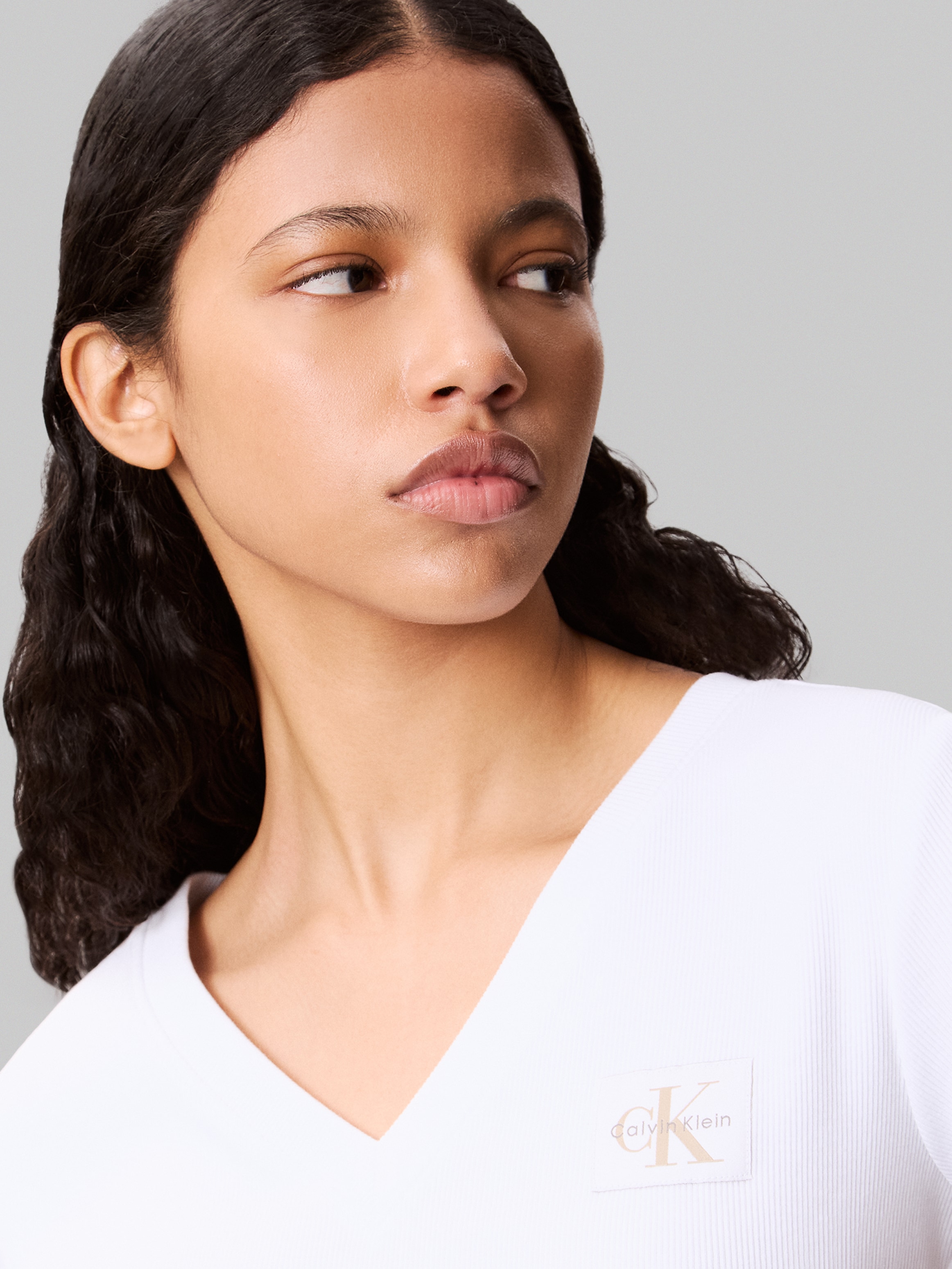Calvin Klein Jeans T-Shirt »A- SS WOVEN LABEL RIB VNECK TEE«, mit gewebtem Label