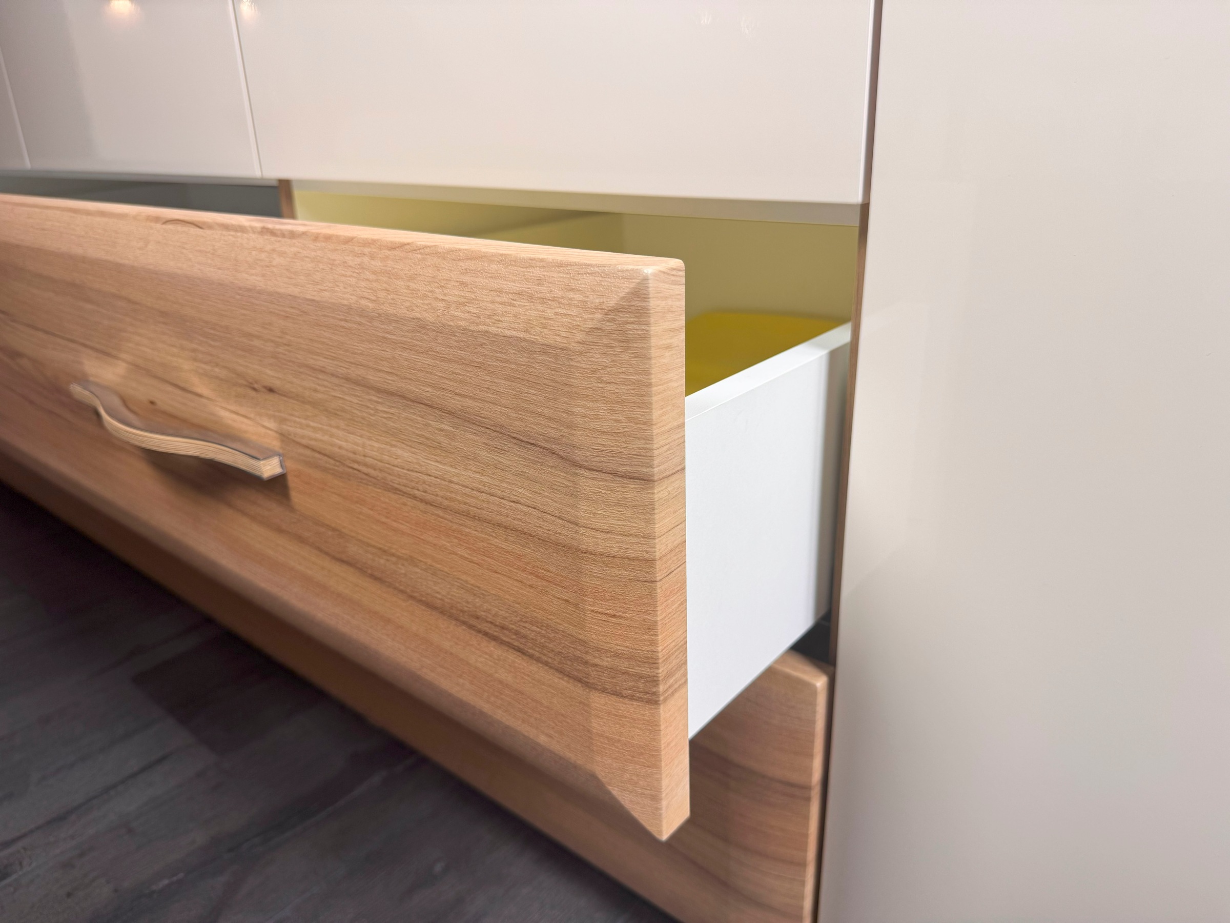 Home affaire Kleiderschrank »Gala, beige hochglänzend UV lackiert, kratzfest, FSC-zertifiziert«, (abgerundete Schubladen aus MDF im Holzdekor, soft-close), mit Beleuchtung und Passpartourahmen, hoher Schrank (224cm), 4 Breiten