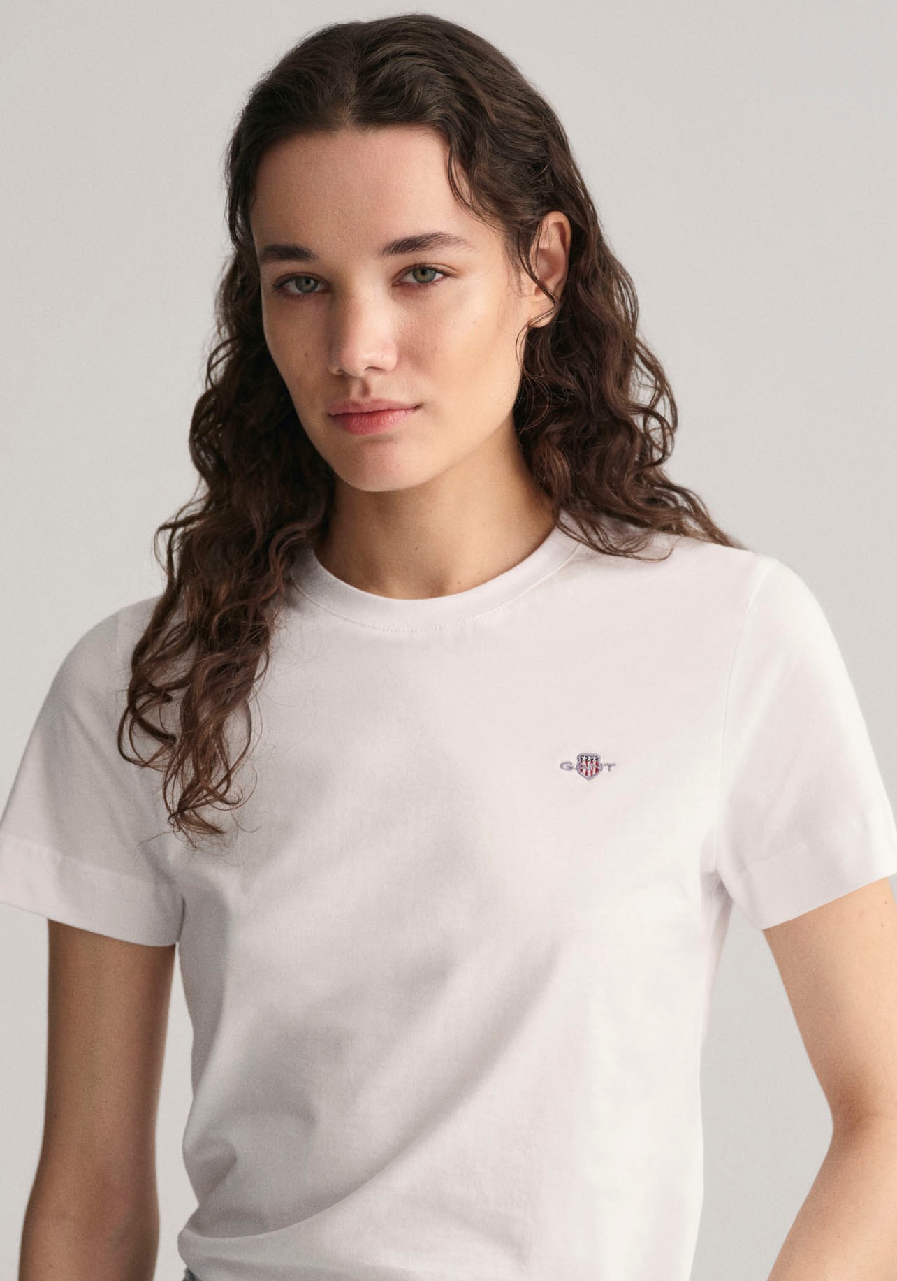 Gant T-Shirt »REG SHIELD einer mit -Grafik kleinen bestellen T-SHIRT«, auf Wappen aufgestickten der KA Brust