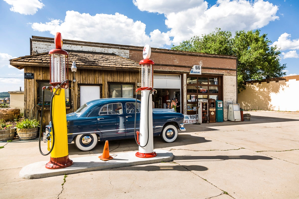 Papermoon Fototapete »RETRO TANKSTELLE-ROUTE 66 VINTAGE OLDTIMER USA CAR XX günstig online kaufen