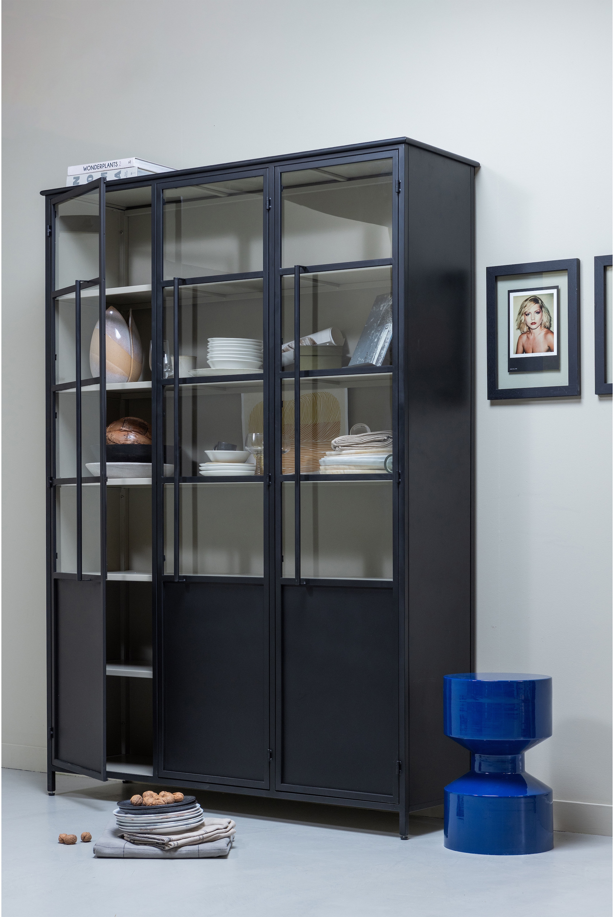 WOOOD Vitrine »EXHIBIT XL 3-TÜRIG SCHRANK METALL B/T/H: 140/44/200 cm« Ausstellungsvitrine  aus mattem Metall bietet 5 stabile Böden