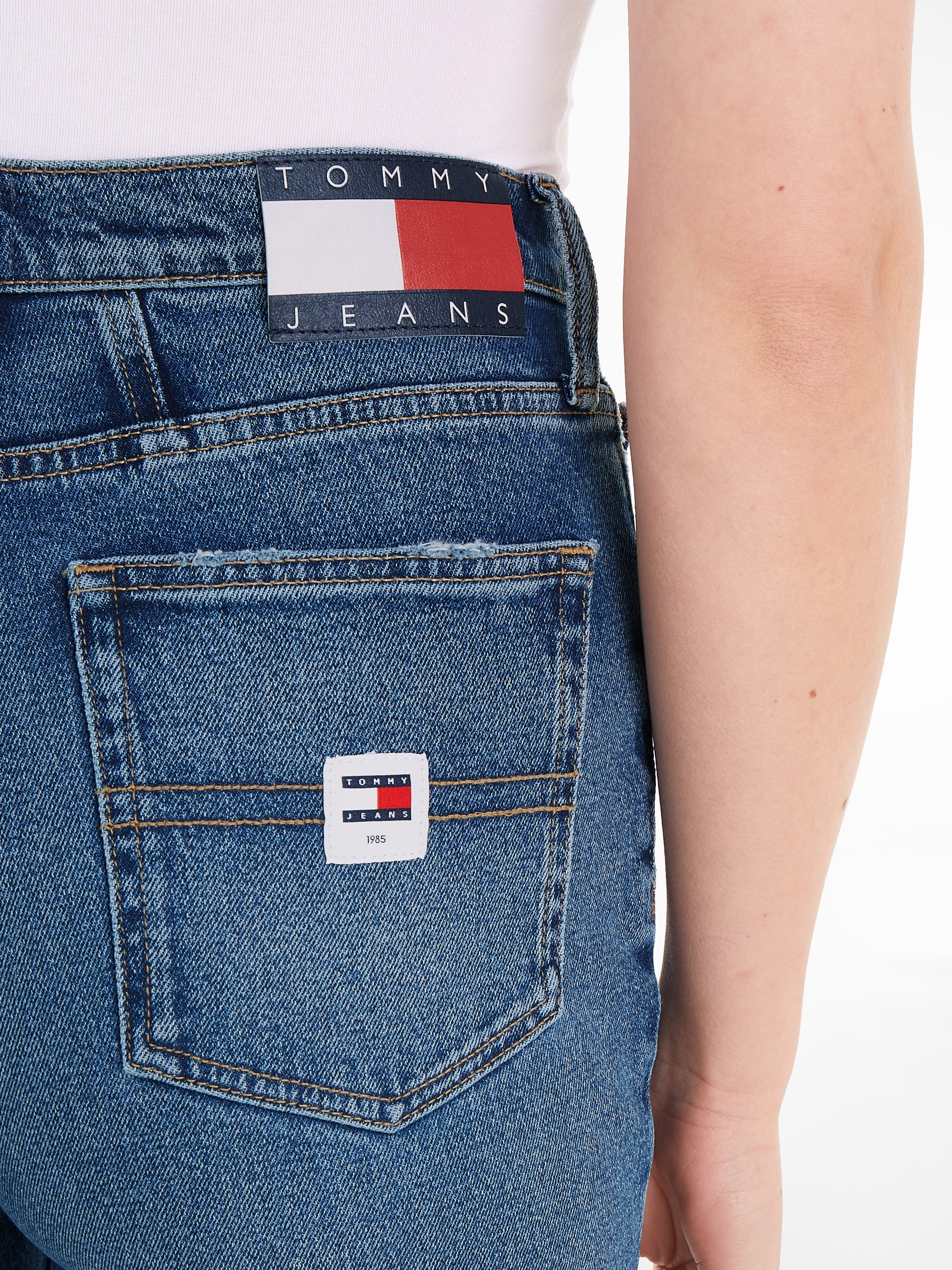 Flag Jeans Logo-Badge Mom-Jeans SLIM & kaufen Jeans Tommy CG4215«, UH Tommy »MOM mit