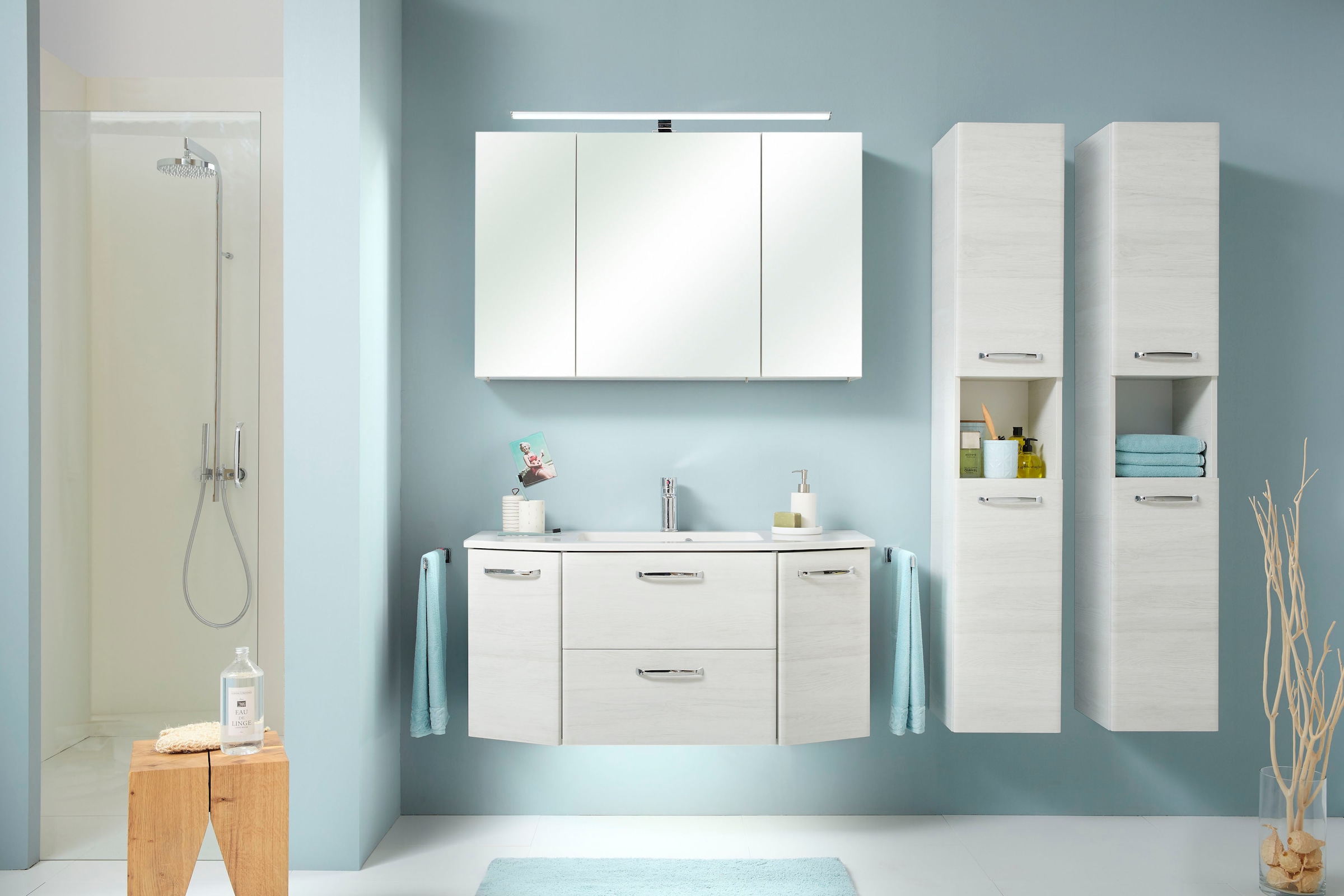 Saphir Spiegelschrank »Quickset Badezimmer-Spiegelschrank inkl LED-Aufsatzleuchte«, 110 cm breit, inkl. Türdämpfer, 3 Spiegeltüren, mit Steckdose