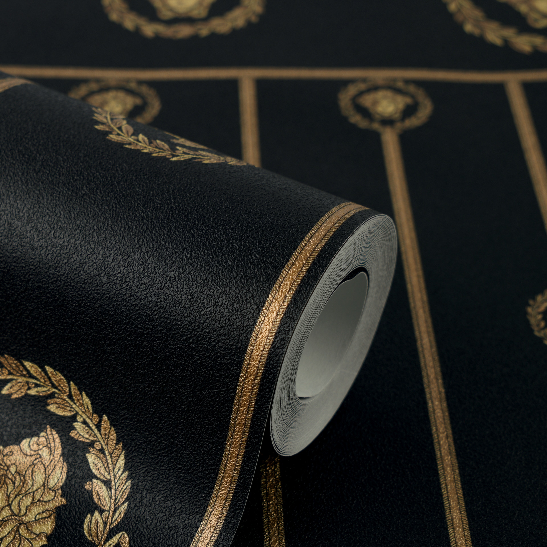Versace Vliestapete »Versace 6 I Love Baroque –« 3D-Optik | Barock | Motiv geprägt Edle Bordüre mit ikonischem Medaillonmotiv & glänzender Struktur