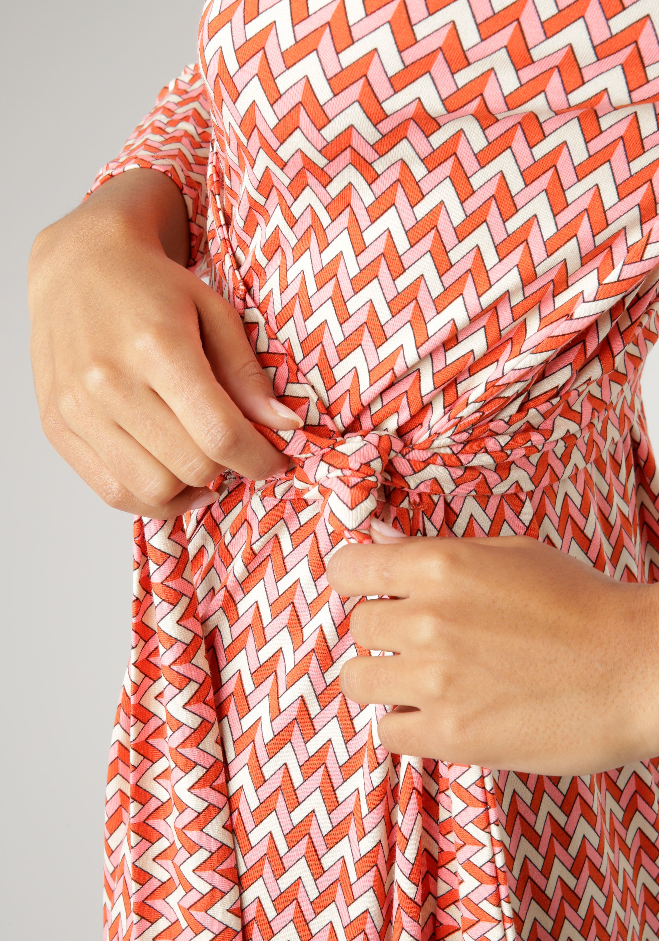 Aniston SELECTED Jerseykleid, mit geometrischem NEUE - online bestellen Bindedetail seitlichem und Muster KOLLEKTION