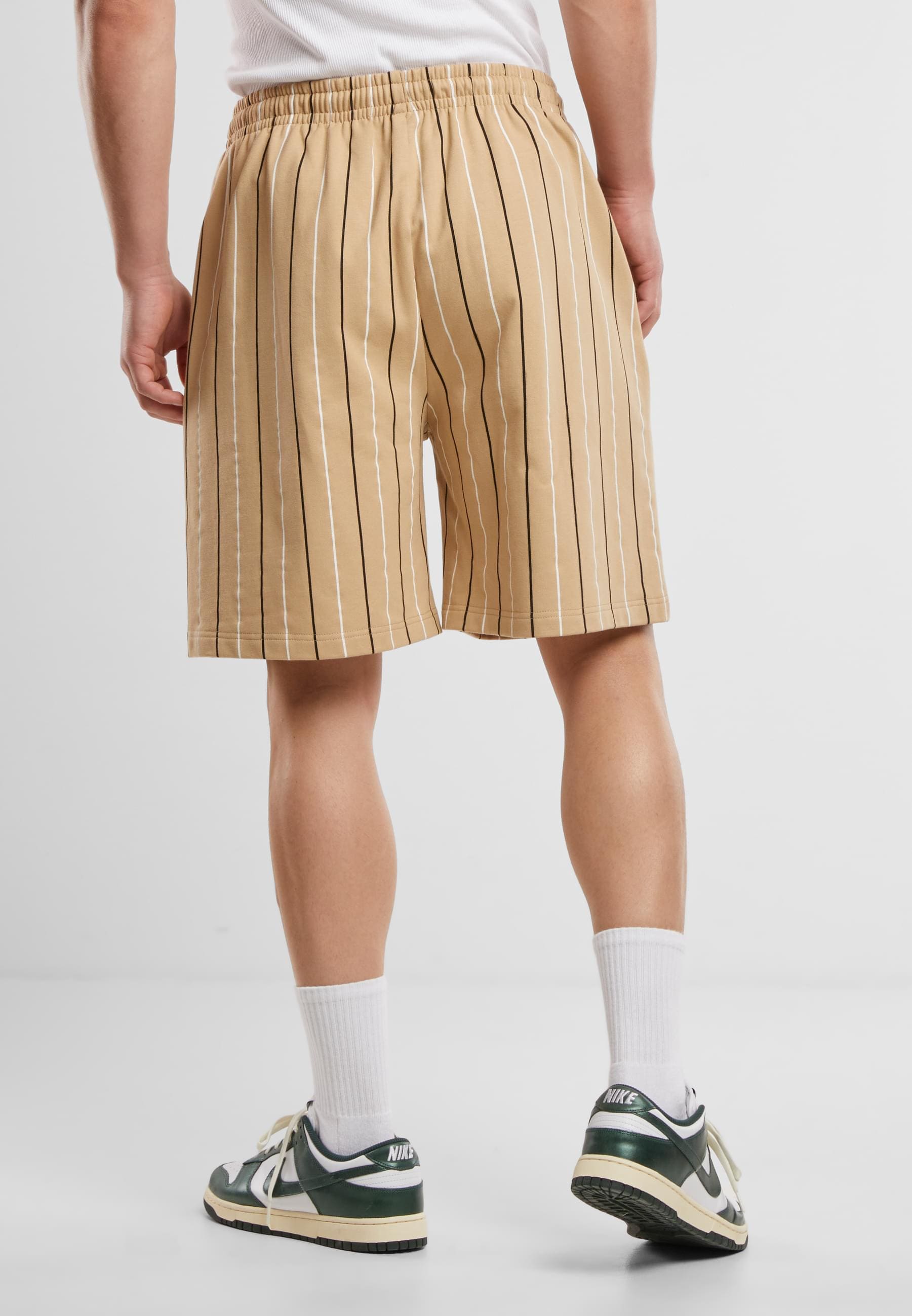 URBAN CLASSICS Sweatshorts »Urban Classics Printed Pinstripe Shorts«