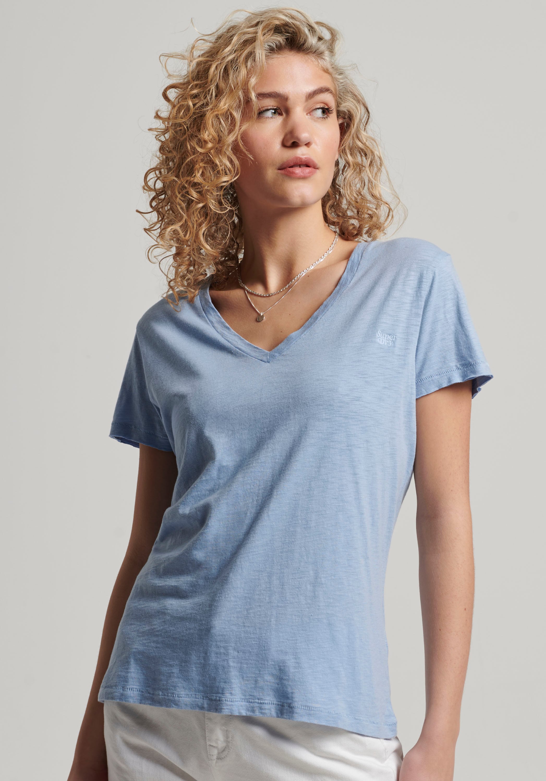 Superdry V-Shirt »STUDIOS SLUB EMB VEE TEE«, strukturiertes T-Shirt mit V-Ausschnitt und Stickerei