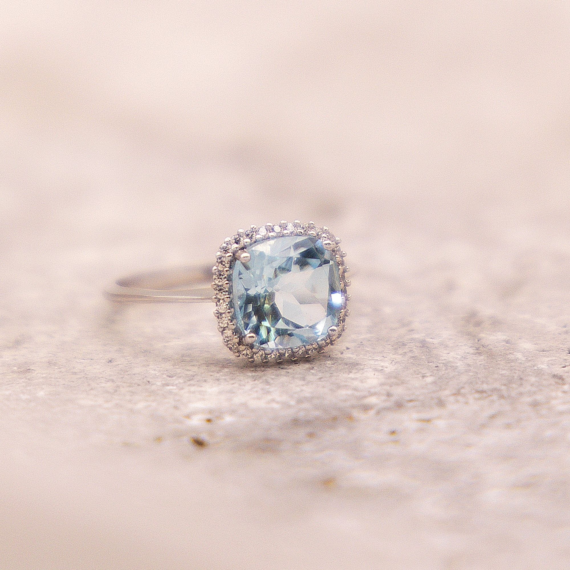 Fascination by Ellen K. Fingerring »375 Weißgold mit Blautopas (beh.) und Zirkonia weiß«