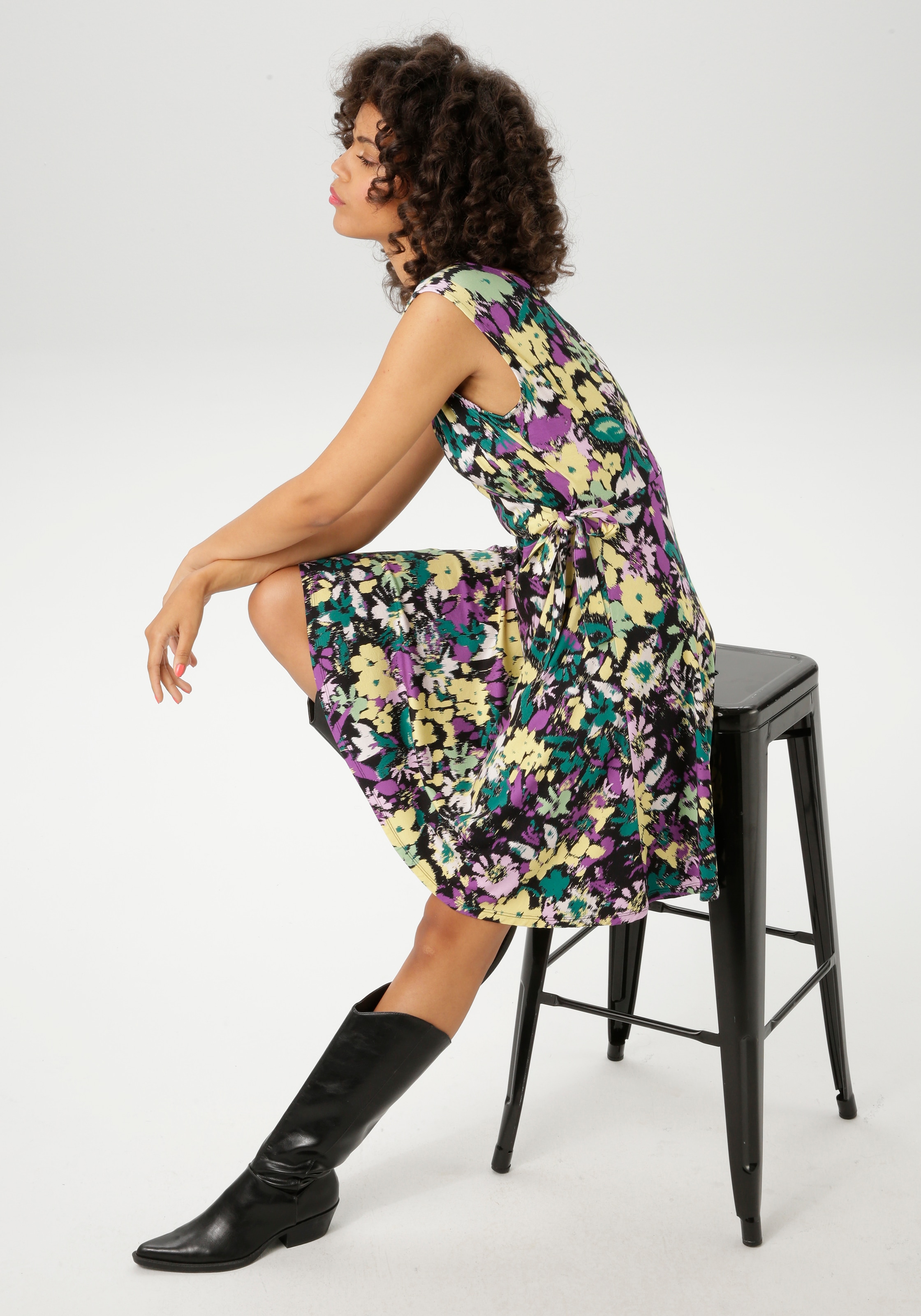 Aniston CASUAL Sommerkleid, mit malerischem Blumendruck - jedes Teil ein Unikat