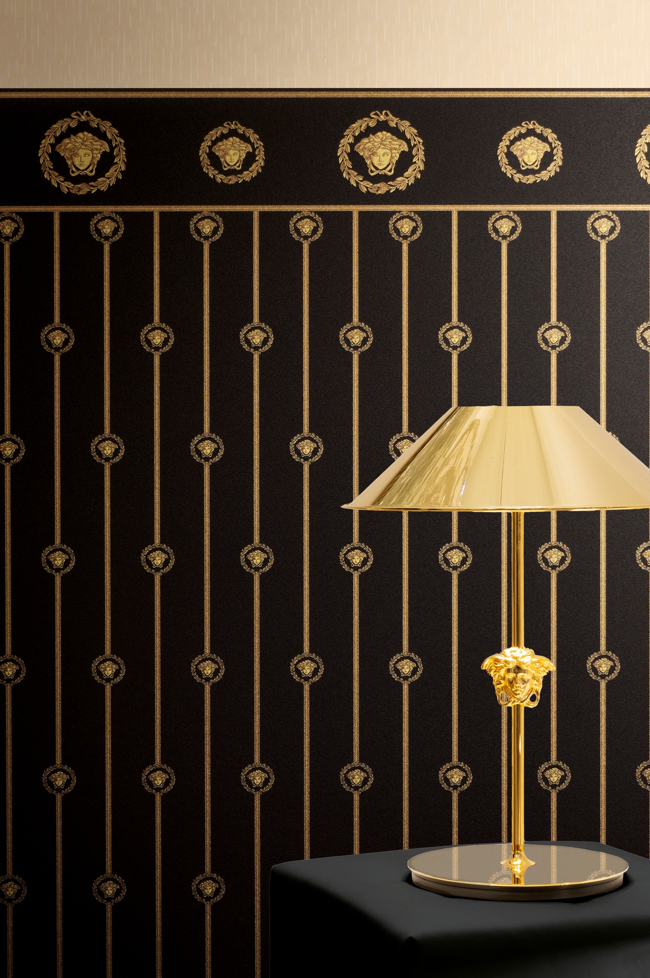 Versace Vliestapete »Versace 6 I Love Baroque –« 3D-Optik | Barock | Motiv geprägt Edle Bordüre mit ikonischem Medaillonmotiv & glänzender Struktur