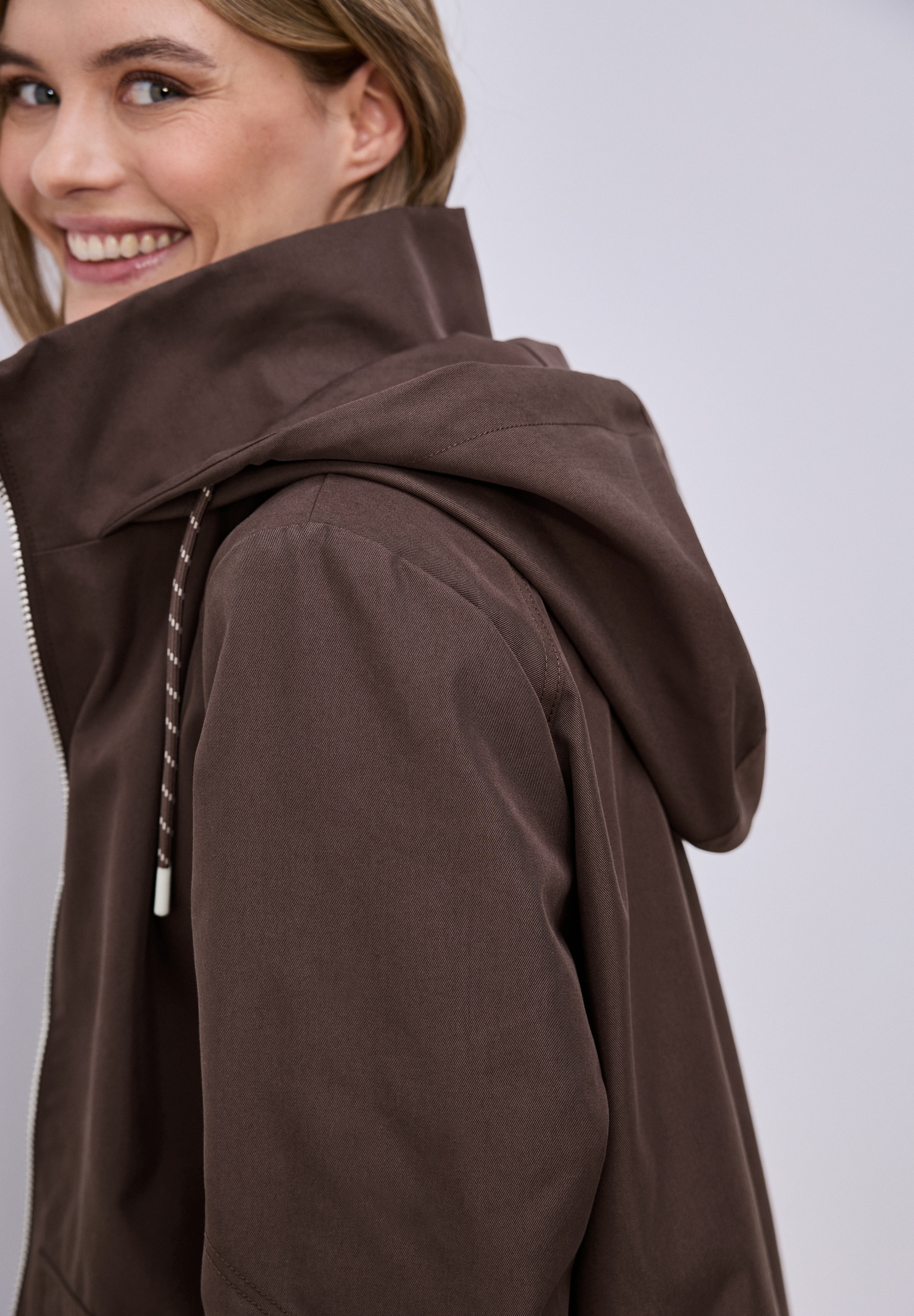 STREET ONE Parka mit Kapuze mit seitlichen Zipper‑Taschen und Nieten‑Details an den Ärmeln