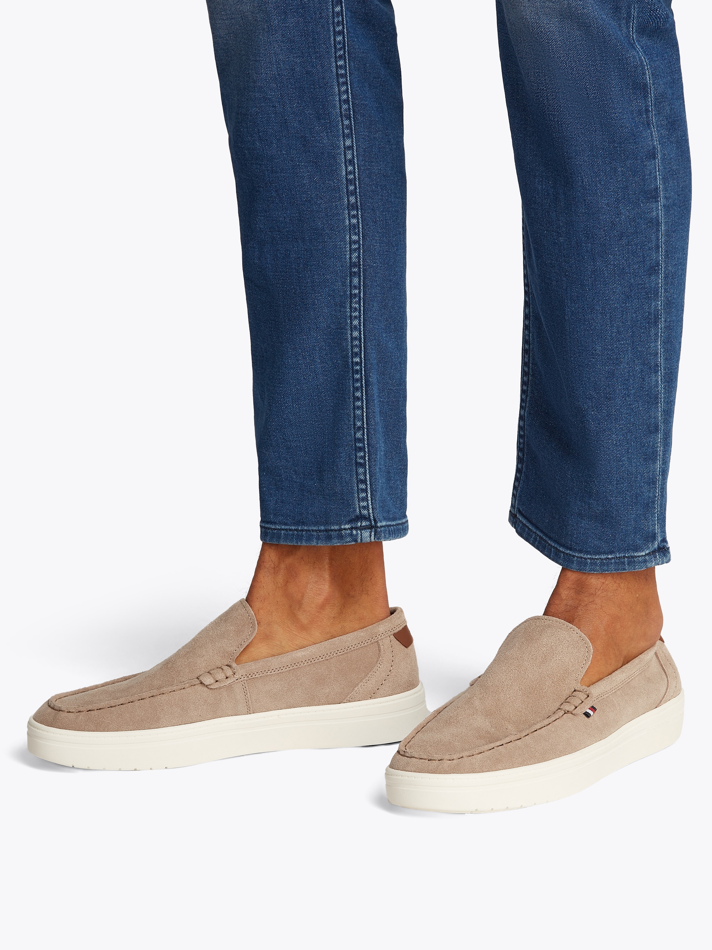 Tommy Hilfiger Slipper »MODERN LIGHT HYBRID SUEDE LOAFER«, Plateau, Schlupfschuh, Freizeitschuh, Halbschuh mit Label