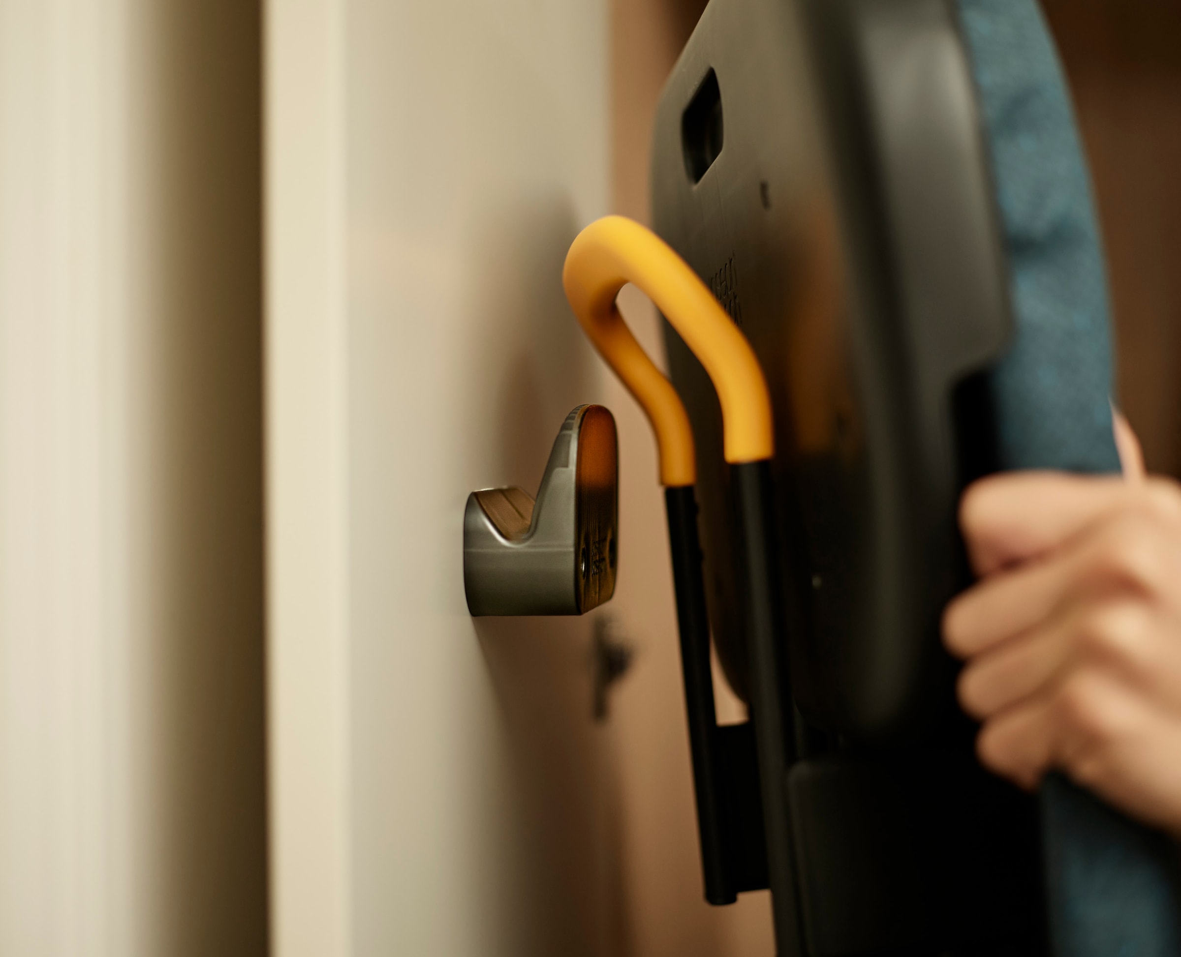 Joseph Joseph Bügelbrett »Glide Max Plus Easy-Store«, mit extra großer einziehbarer Dampfbügelstation – blau gepunktet