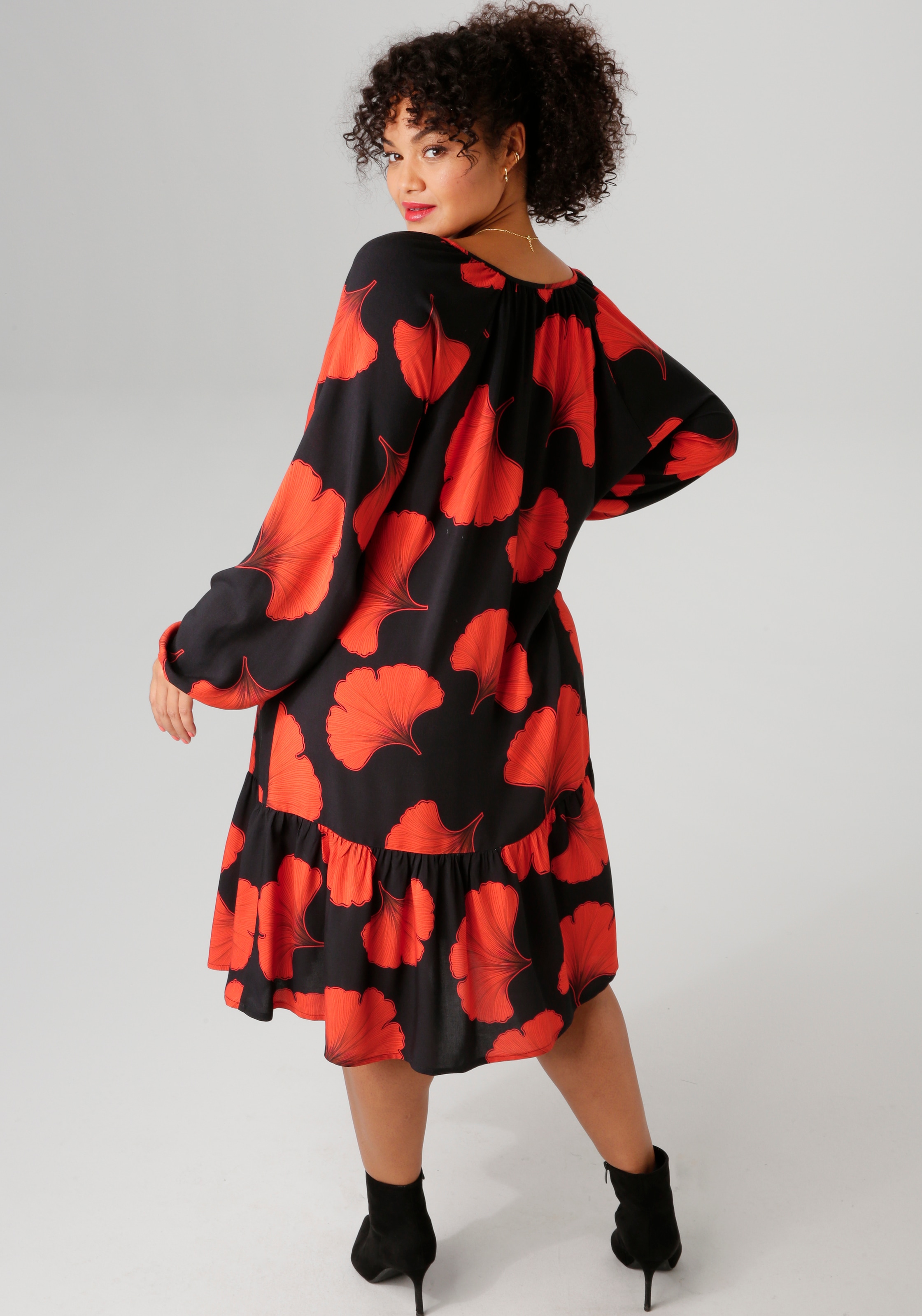 Aniston PLUS Sommerkleid, Mit großflächigem Blütendruck