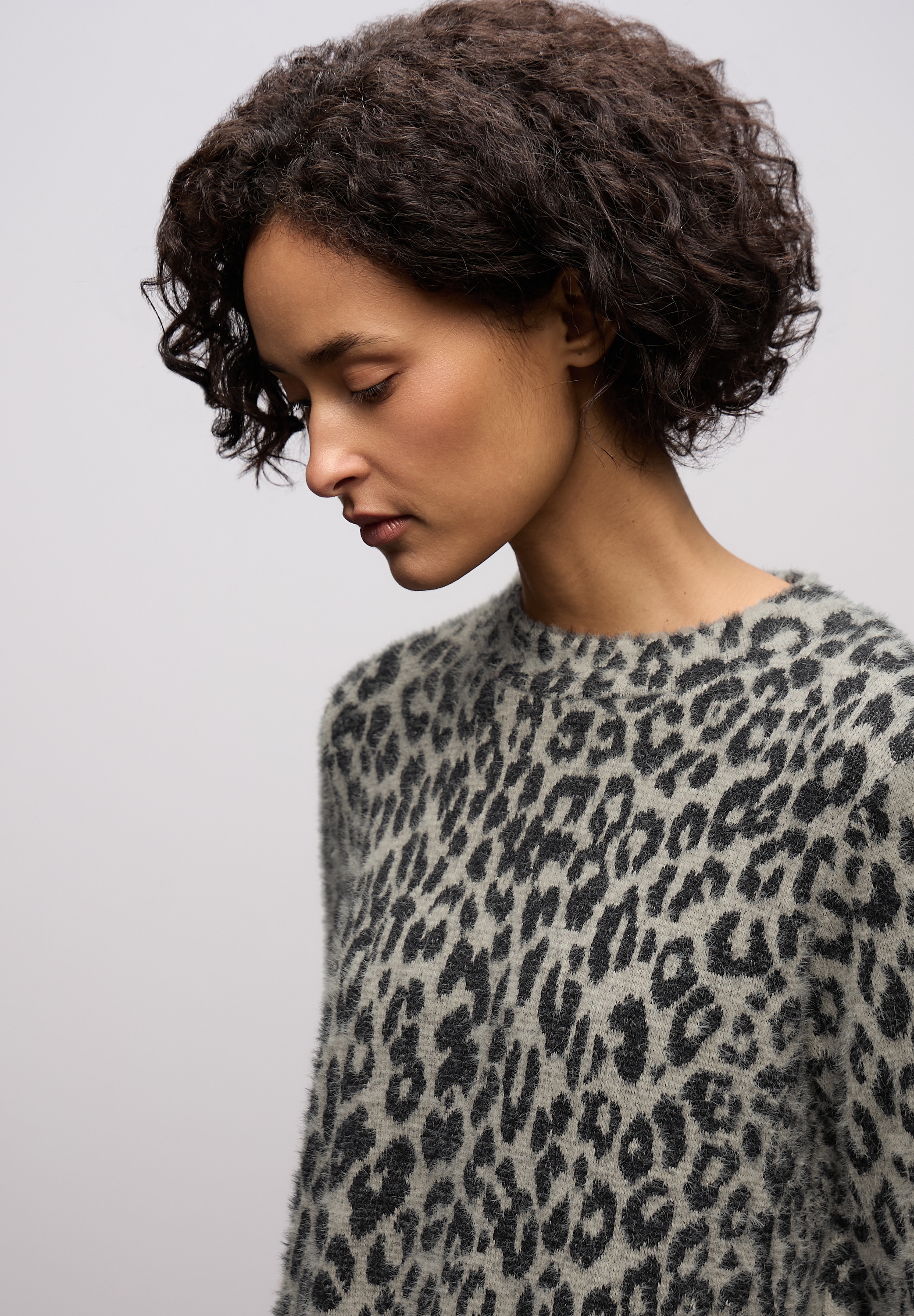 STREET ONE Strickkleid Ohne Taschen in knielanger Federgarn-Optik, mit modischem Muster